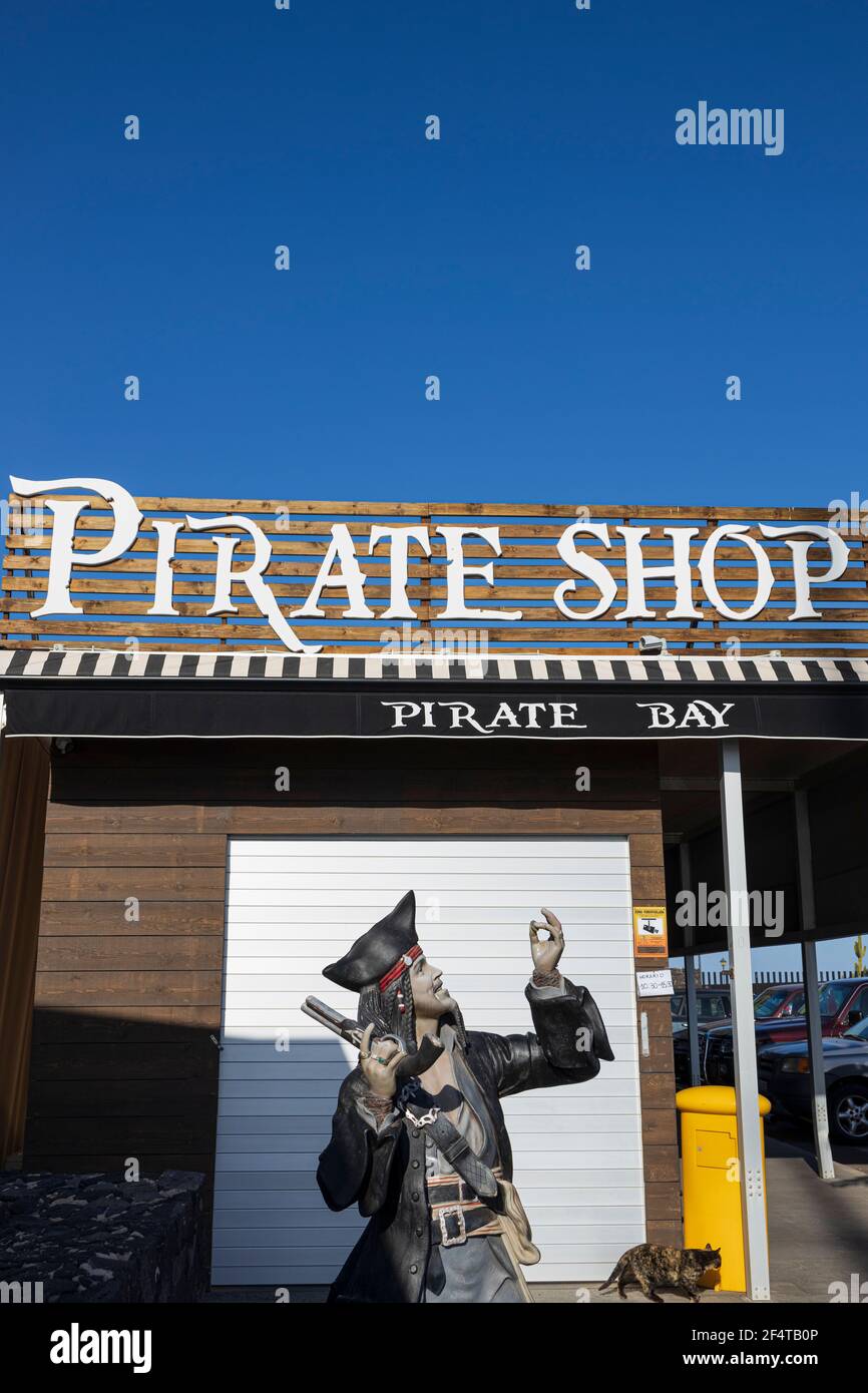 Manichini pirati fuori dal negozio chiuso di pirati a Caleta de Fuste, Fuerteventura, Isole Canarie, Spagna, Foto Stock