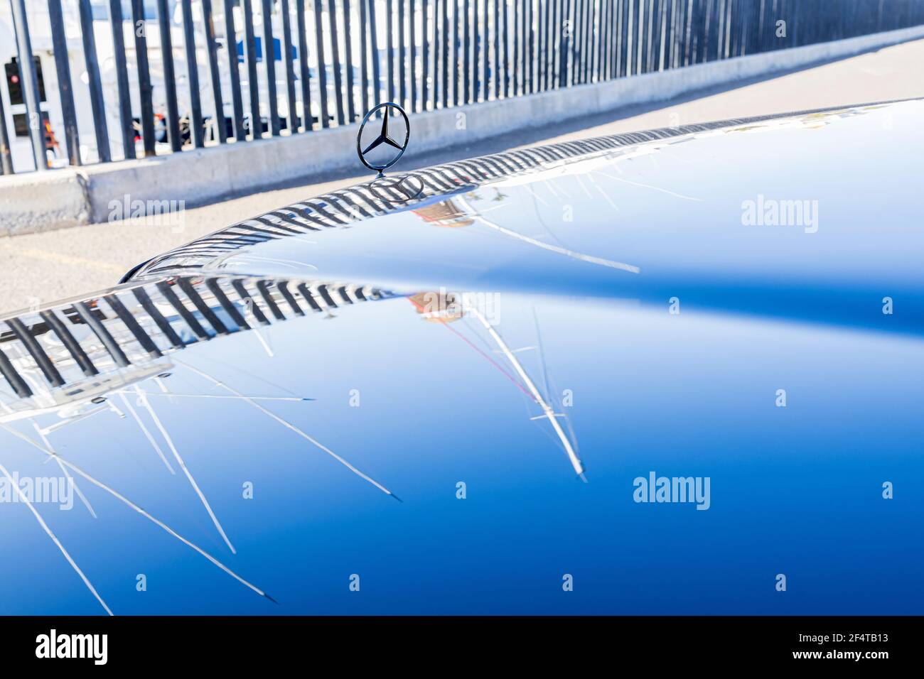 Riflessioni nel cofano di alberi da yacht su una Mercedes Benz d'epoca, modello 300D parcheggiato a Caleta de Fuste, Fuerteventura, Isole Canarie, Spagna, Foto Stock