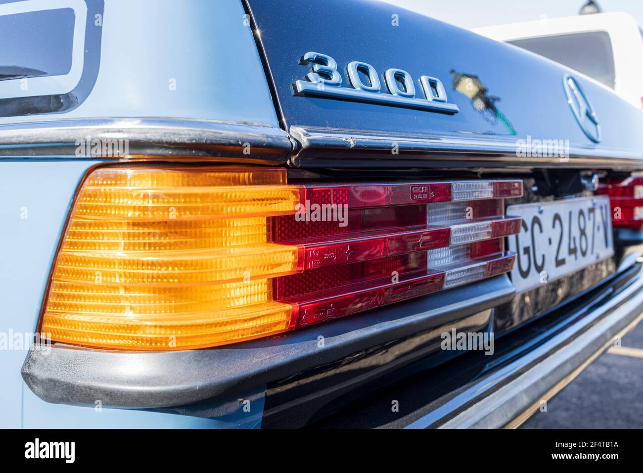 Particolare delle luci posteriori e del logo del modello di una Mercedes Benz d'epoca, modello 300D parcheggiato a Caleta de Fuste, Fuerteventura, Isole Canarie, Spagna, Foto Stock