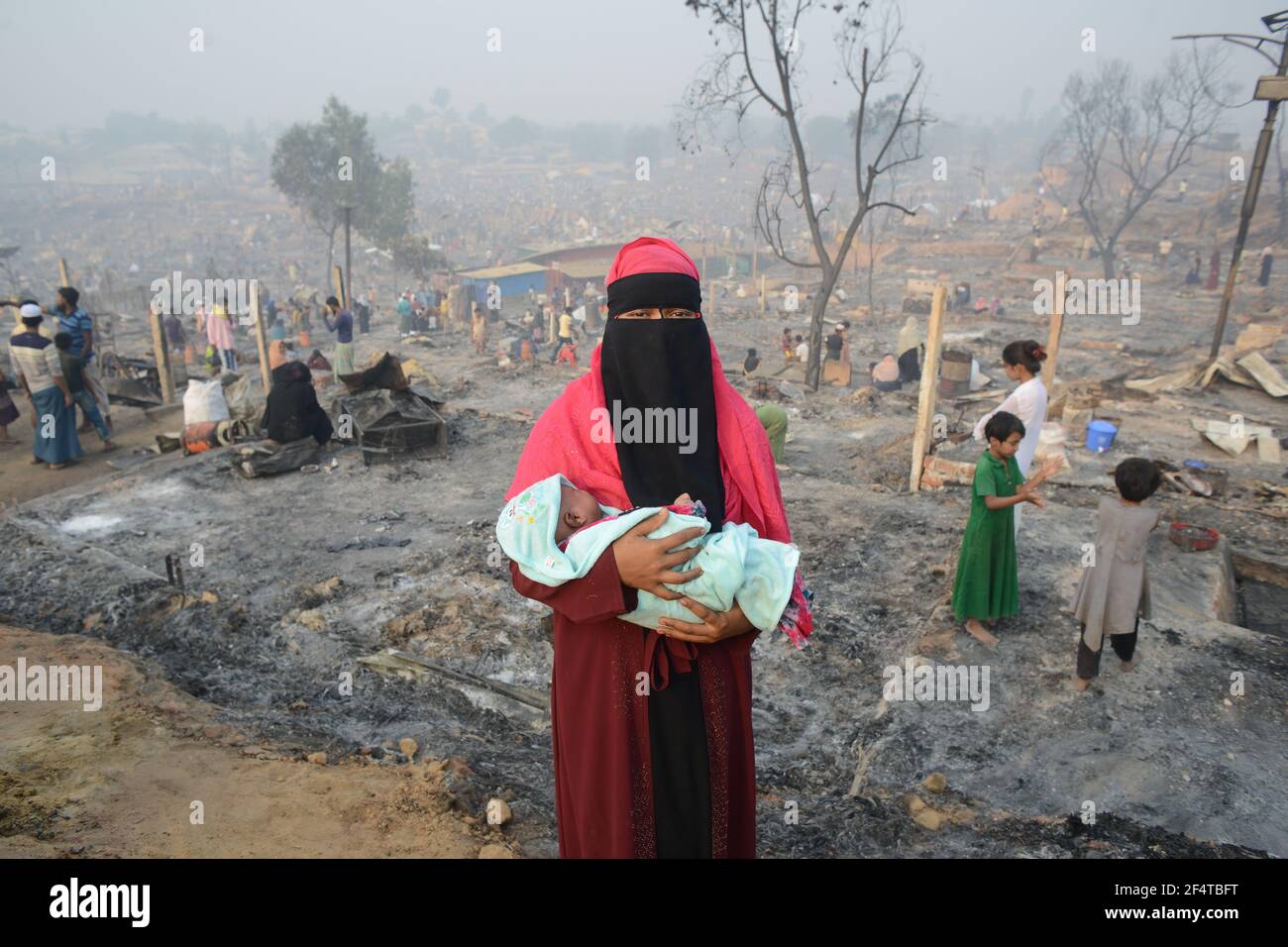 Un incendio massivo distrugge circa 10,000 case e 15 uccise lunedì 22 marzo nel campo profughi di Rohingya a Bazar, Bangladesh, a Cox'x BCox Foto Stock