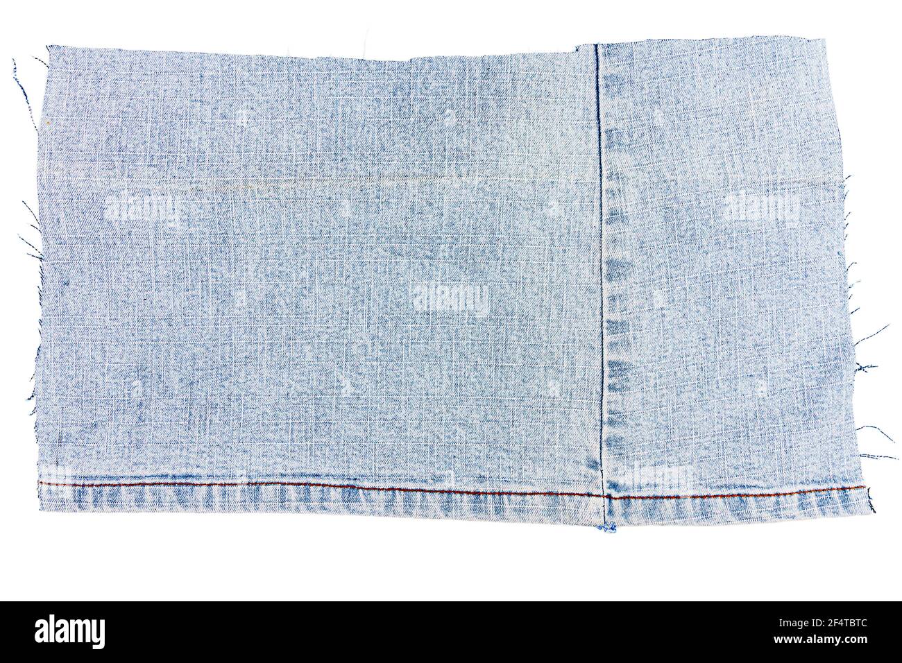 Pezzo di light blue jeans tessuto isolato su sfondo bianco. Ruvida bordi irregolari. Foto Stock