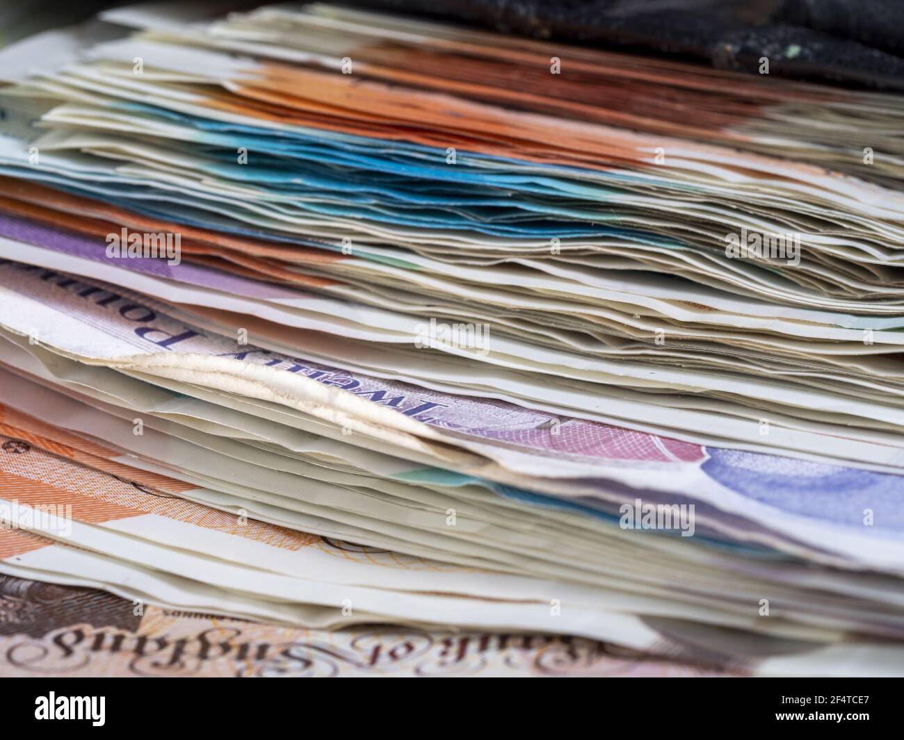 Pila di banconote britanniche Foto Stock