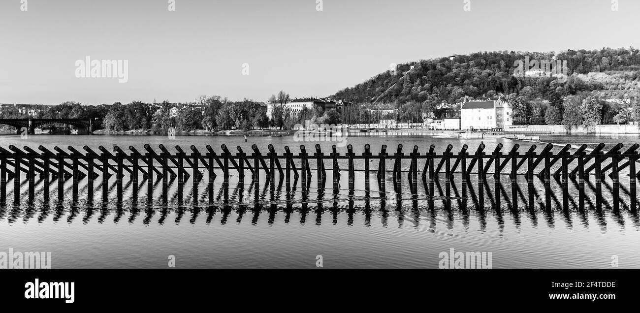 Frangiflutti in legno sul fiume Moldava Foto Stock