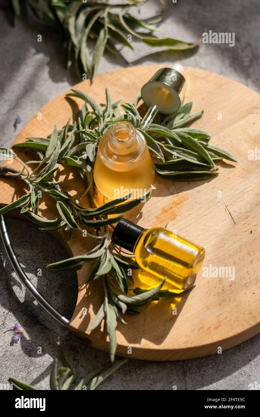 Olio essenziale con estratto di foglie di salvia. Bagno igienico. Rigenerazione della terapia benessere Foto Stock