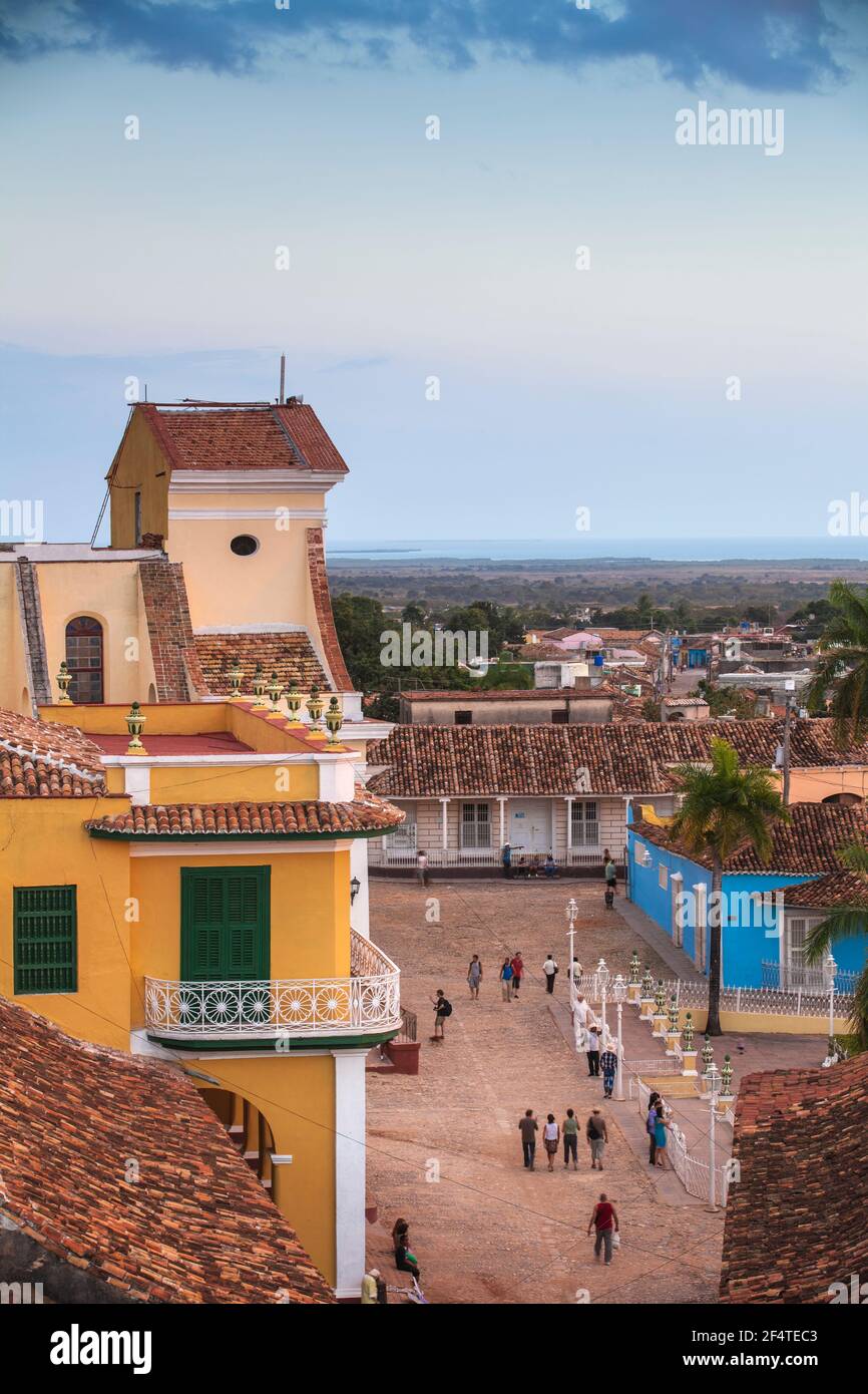 Cuba, Trinidad, Vista di Iglesia Parroquial de la Santissima Trinidad - Chiesa della Santissima Trinità, e Plaza Mayor Foto Stock