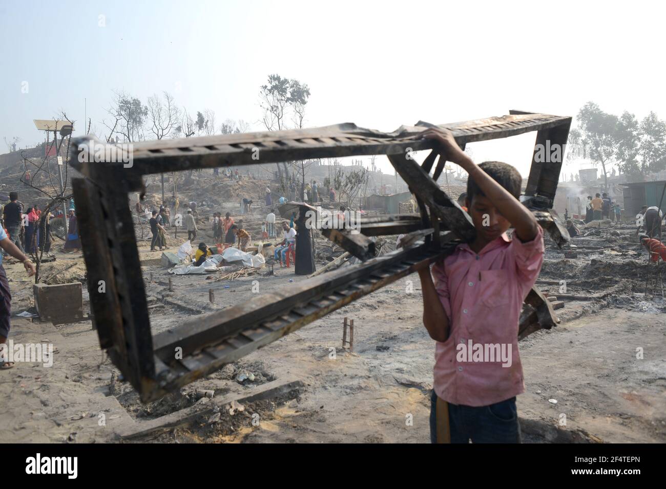 Un incendio massivo distrugge circa 10,000 case e 15 uccise lunedì 22 marzo nel campo profughi di Rohingya a Bazar, Bangladesh, a Cox'x BCox Foto Stock