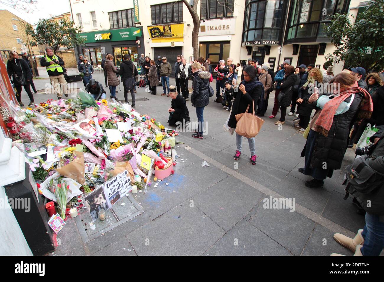LONDRA, Regno Unito - GENNAIO 12 2016: I fan di David Bowie posano fiori al murale del musicista a Brixton dopo la sua morte Foto Stock