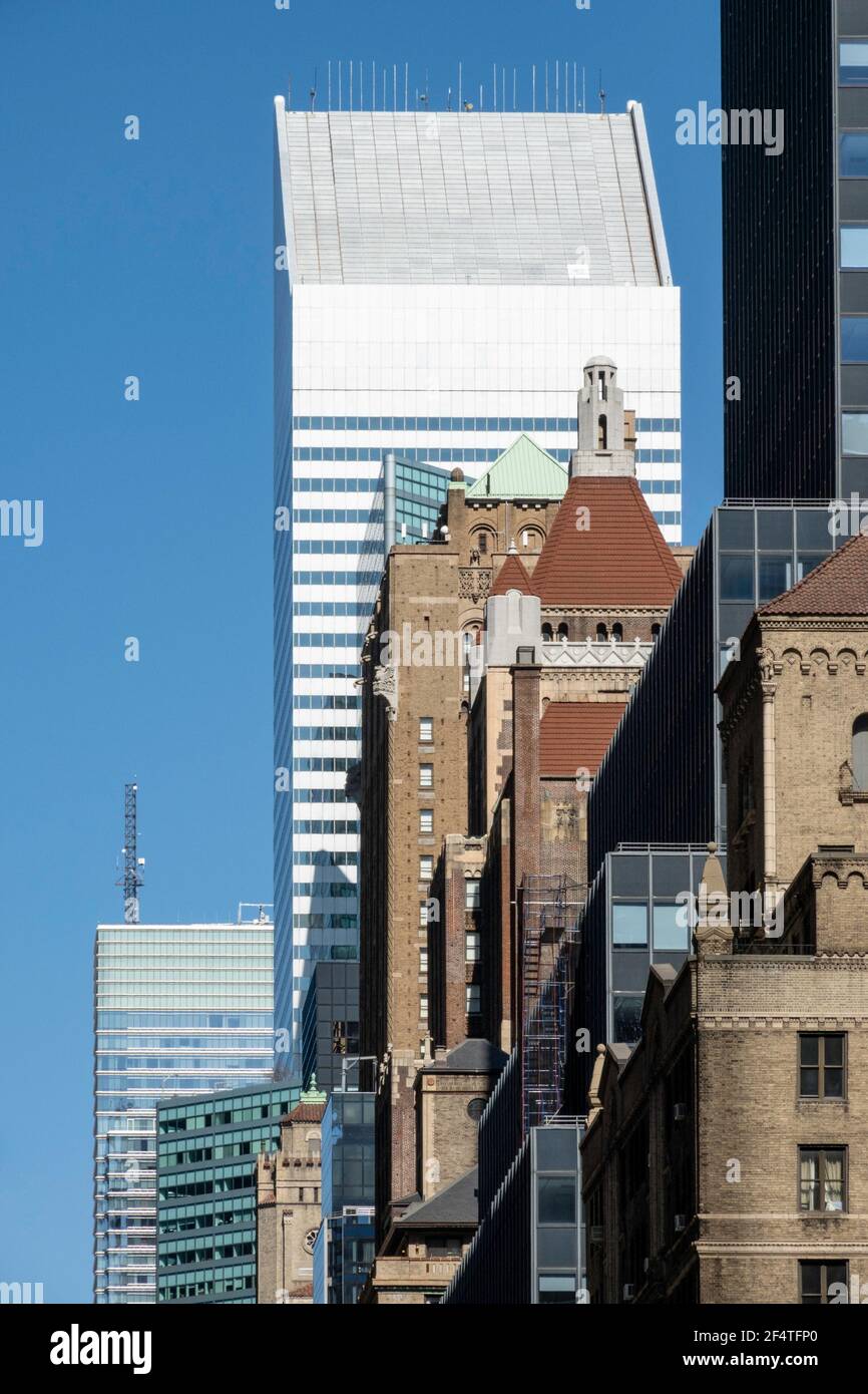 Edifici contrastanti lungo Lexington Avenue nel centro di Manhattan, Lokking North da GCT, New York, Stati Uniti Foto Stock