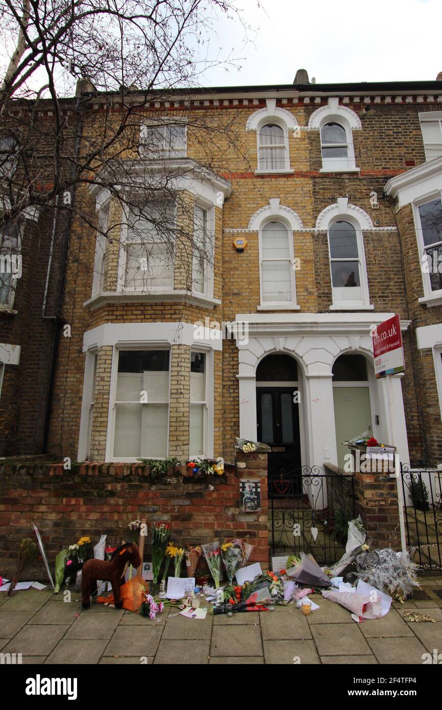 LONDRA, Regno Unito - GENNAIO 12 2016: Fiori deposti in memoria di David Bowie fuori dalla casa d'infanzia del musicista a Brixton, dopo la sua morte Foto Stock