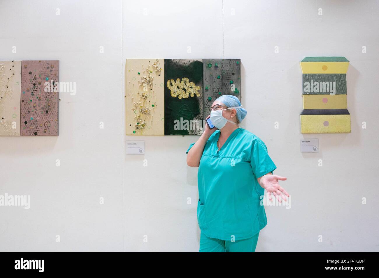 Un membro del personale dell'NHS nel foyer dell'ospedale Charing Cross come parte della risposta di crisi charityÕs covid. Foto: Roger Garfield/Alamy Foto Stock