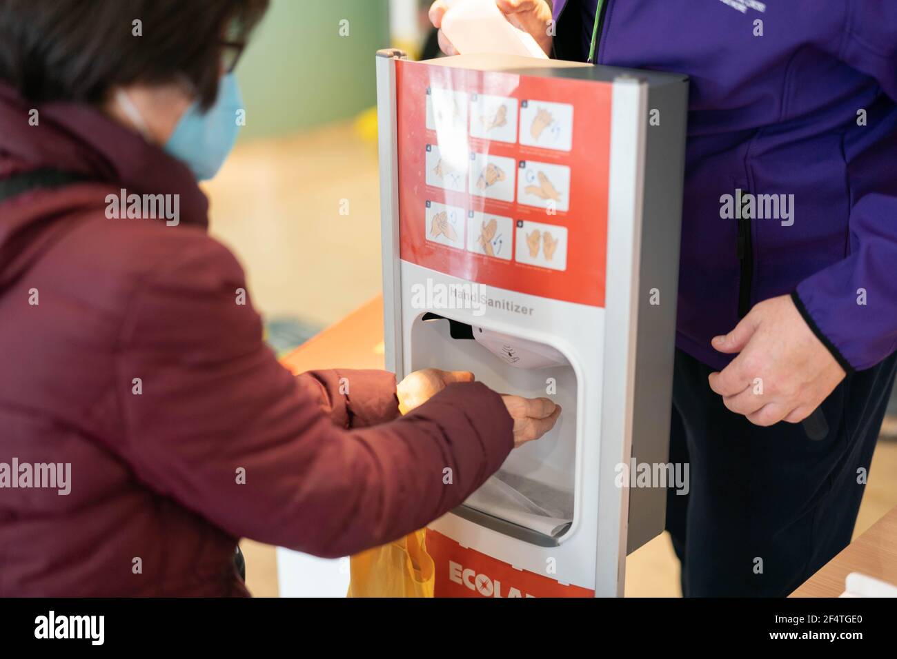 Una stazione di sanificazione in ospedale Charing Cross come parte della charityÕs covid risposta alle crisi. Foto: Roger Garfield/Alamy Foto Stock