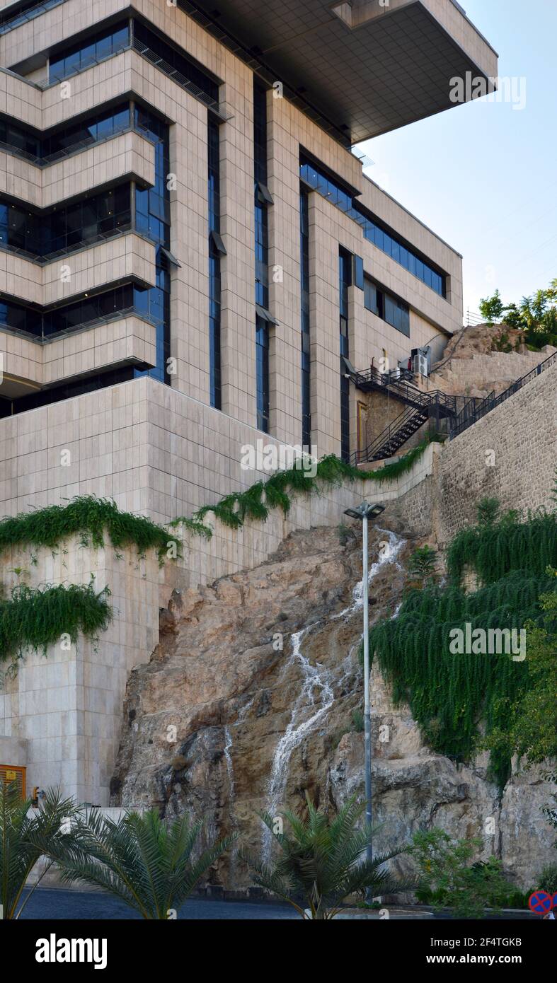 Shiraz, Iran: Lo spettacolare edificio moderno dello Shiraz Hotel, con poco flusso che scorre lungo la roccia accanto ad esso. Dettaglio. Foto Stock