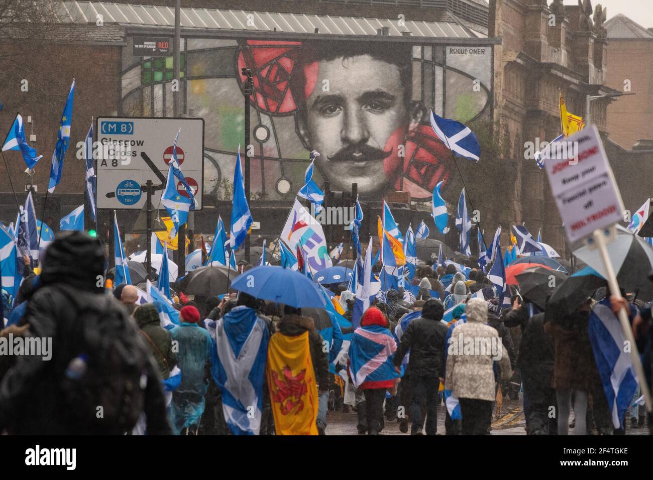 I sostenitori dell'indipendenza scozzese marciano oltre il murale di Rennie Mackintosh a Glasgow, Scozia, Regno Unito - Gennaio 2020 Foto Stock