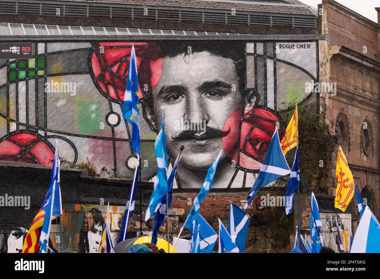 I sostenitori dell'indipendenza scozzese marciano oltre il murale di Rennie Mackintosh a Glasgow, Scozia, Regno Unito - Gennaio 2020 Foto Stock