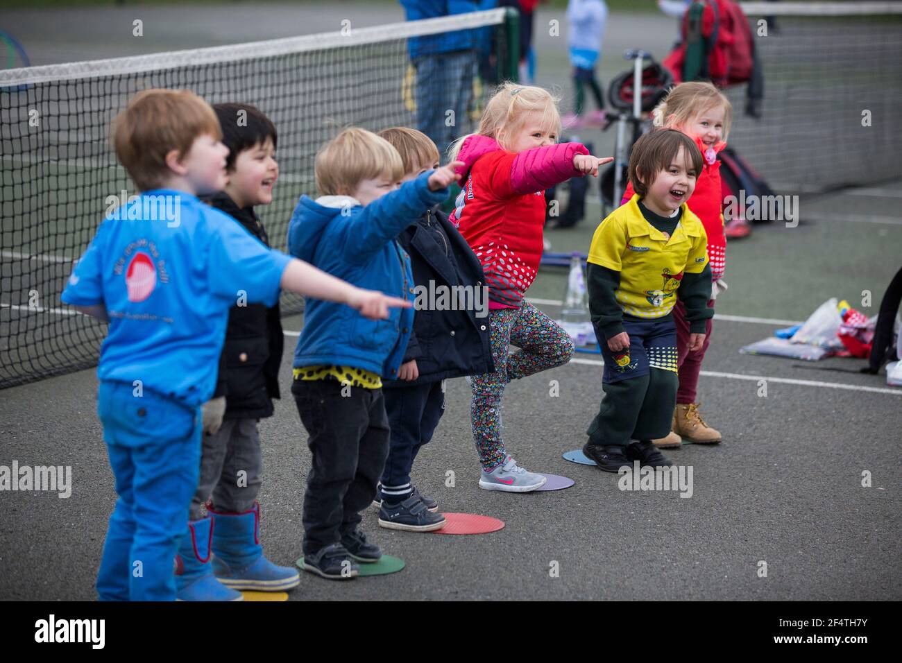 Lezione di attività per bambini "Playball" su Clapham Common, Southwest London, Inghilterra, Regno Unito Foto Stock