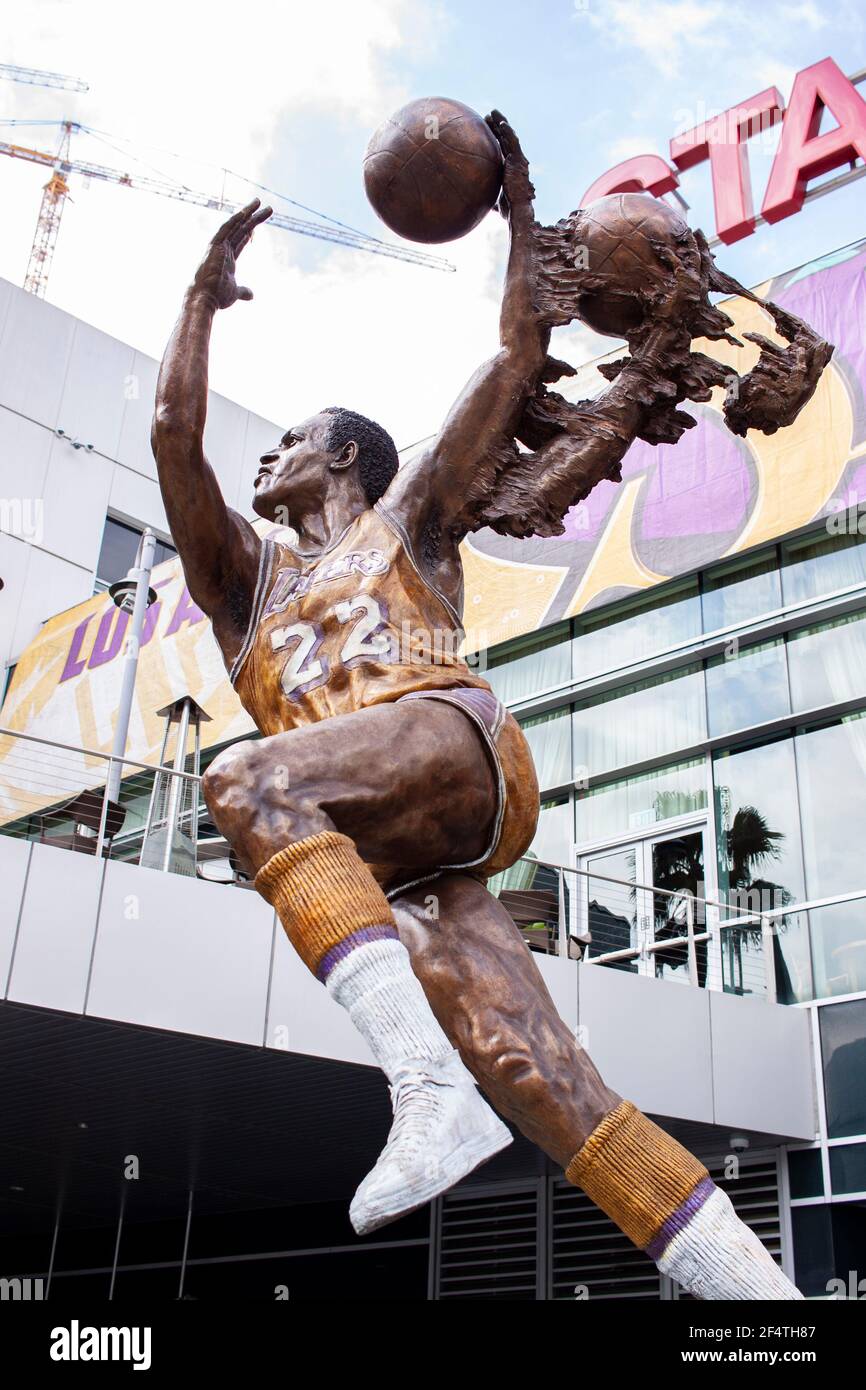 Una statua di Elgin Baylor al di fuori dello Staples Center il 26 maggio 2018. Credito: Lewis Mitchell Foto Stock