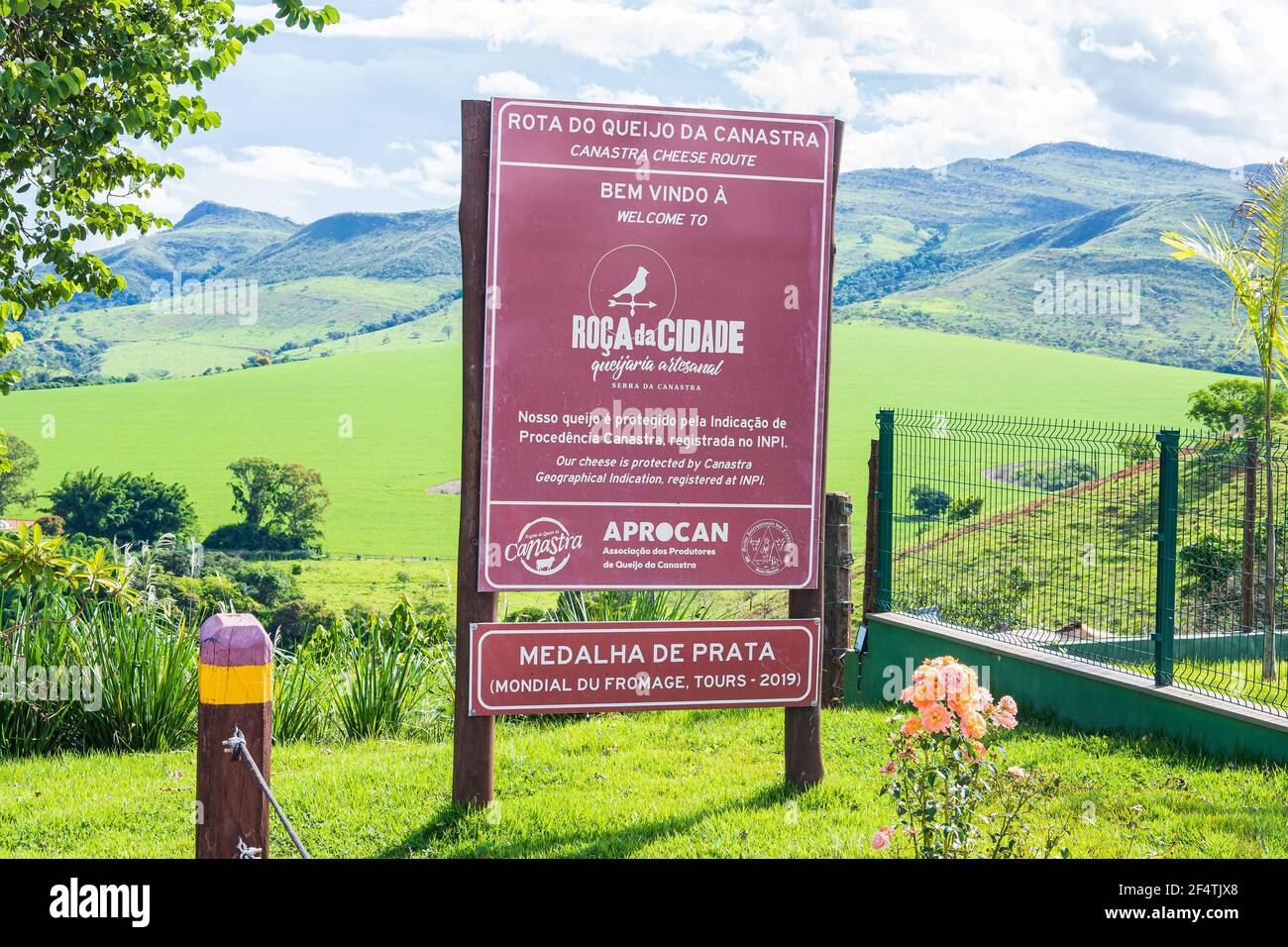 São Roque de Minas - MG, Brasile - 12 dicembre 2020: Imbarco all'ingresso di roça da Cidade, produzione artigianale di formaggio, Serra da Canastra, presso le chee Foto Stock