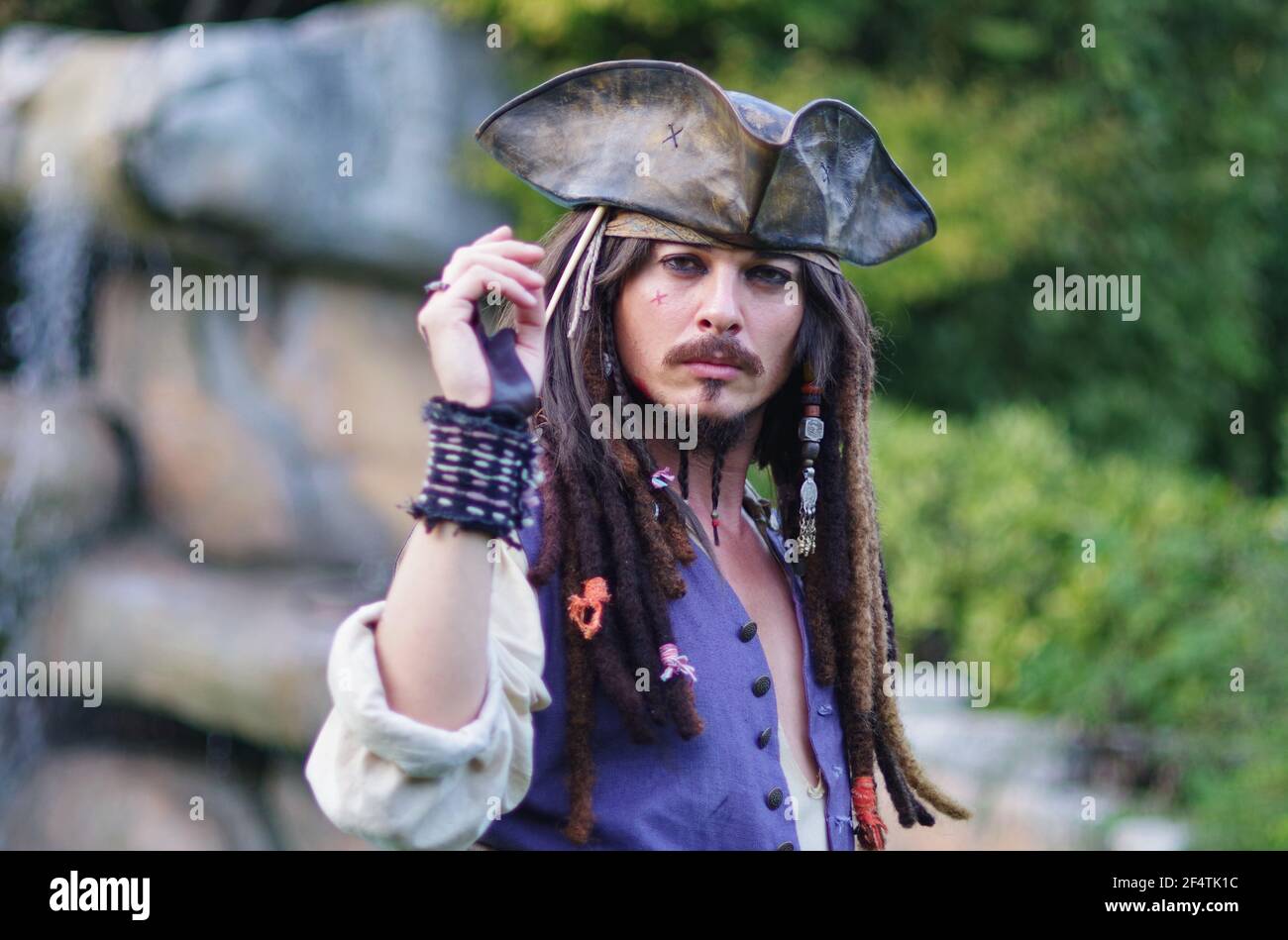 Attore in posa per i fotografi in persona cosplay 'Captain Jack Sparrow' Da Pirati dei Caraibi Foto Stock