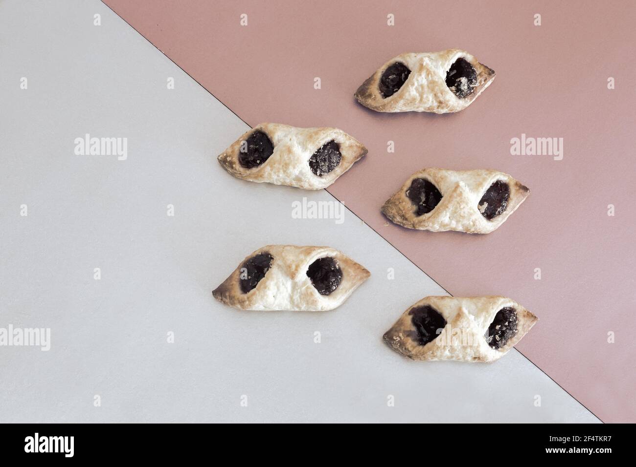 Deliziosi biscotti di pasta sfoglia con marmellata di lamponi Foto Stock