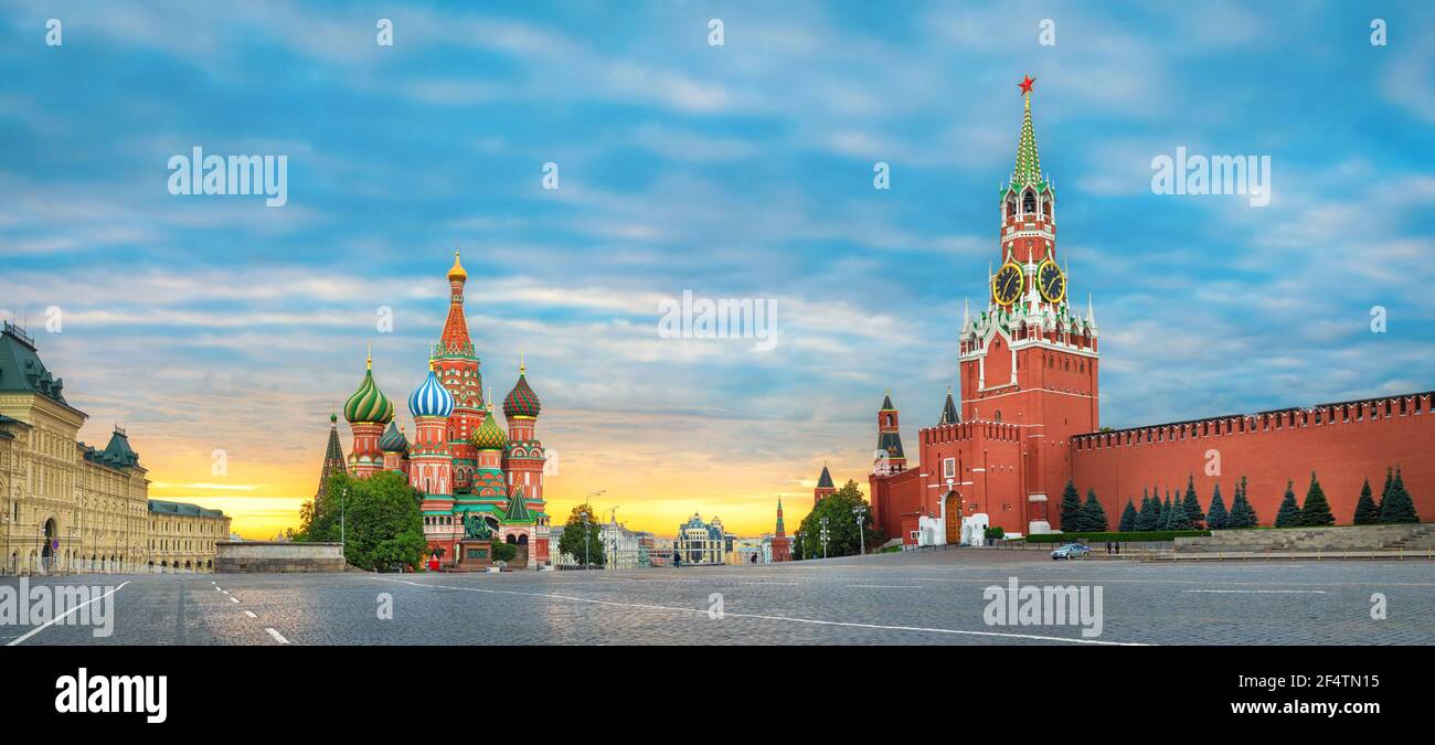 Mosca, Russia. Alba su Piazza Rossa e Cattedrale di San Basilio Foto Stock
