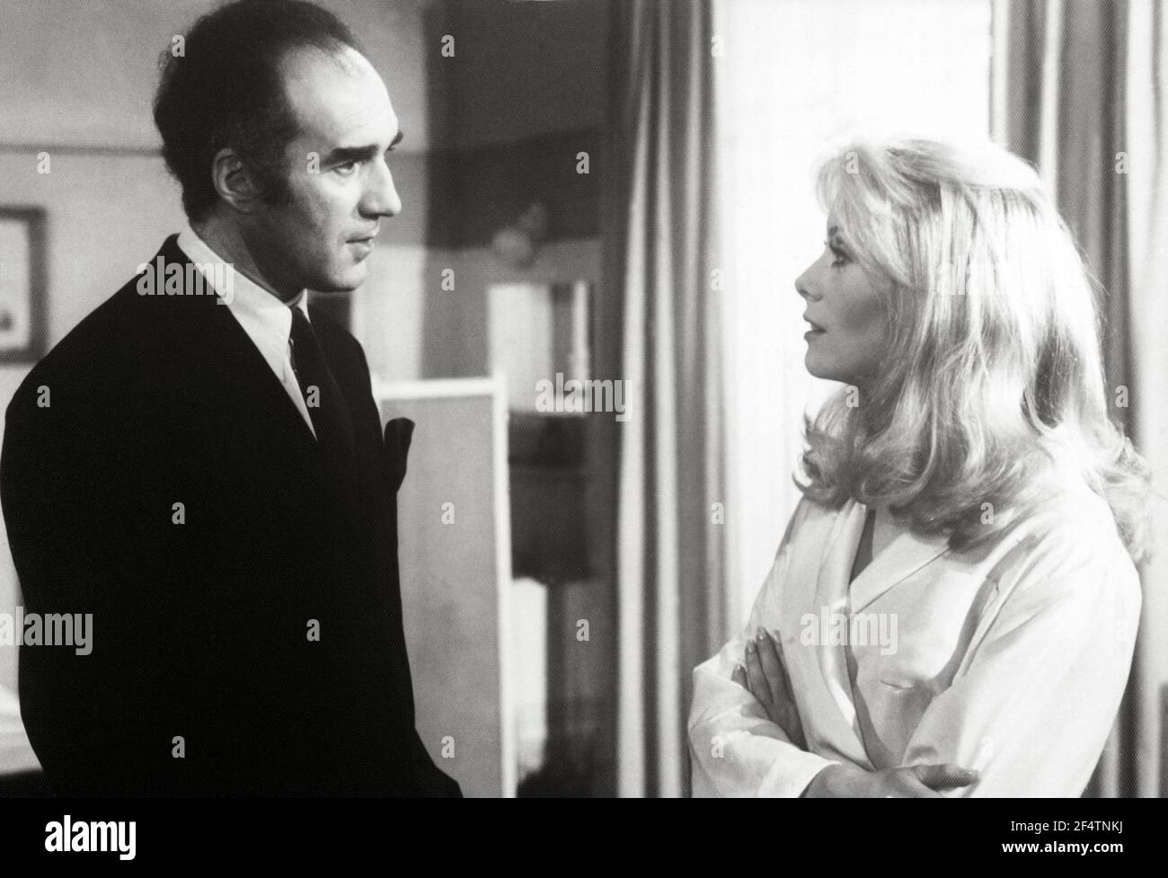CATHERINE DENEUVE e MICHEL PICCOLI in BELLE DE JOUR (1967), regia DI LUIS Buñuel. Credit: PARIS FILM/FIVE FILM / Album Foto Stock