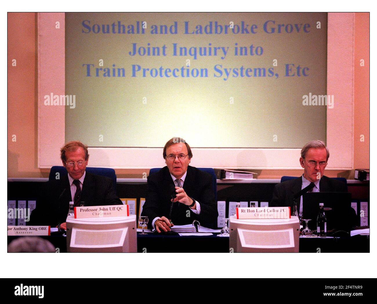 Major Anthony King OBE Prof John Uff QC and Rt Hon ottobre 2000 Lord Cullen al Southhall e Ladbroke Grove richiesta di informazioni sui sistemi di protezione dei treni Foto Stock