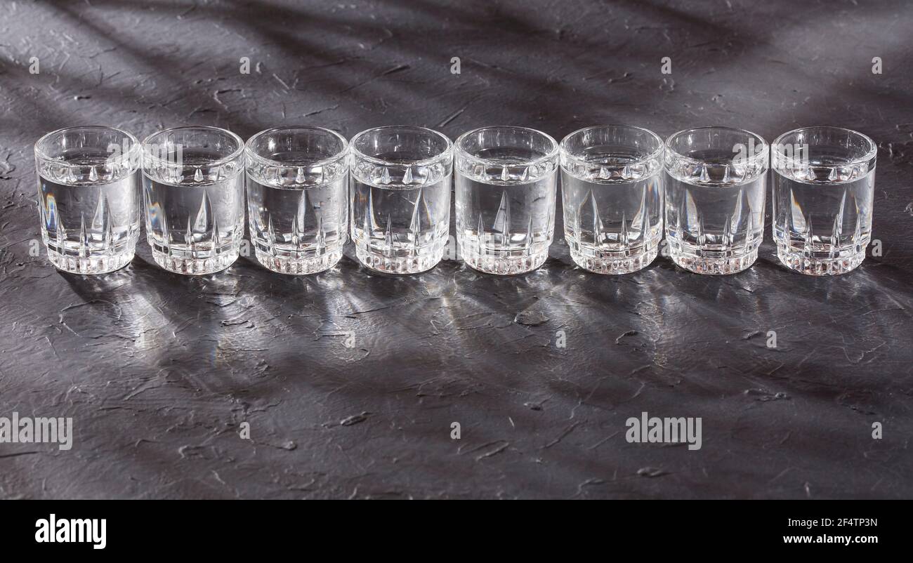Bere acqua pura nella vita quotidiana. Si dovrebbe bere 8 bicchieri di  acqua al giorno Foto stock - Alamy