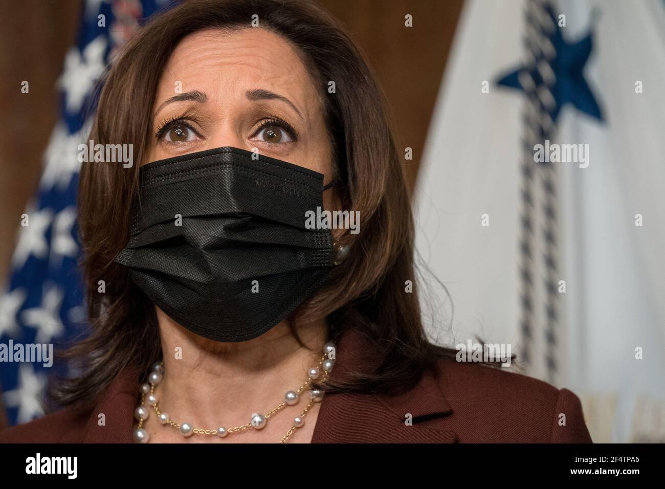 Washington, Stati Uniti. 23 marzo 2021. Il Vice Presidente Kamala Harris ha espresso le sue osservazioni prima di aver giurato l'ambasciatore William Burns come Direttore della Central Intelligence Agency (CIA) nell'Eisenhower Executive Office Building di Washington, DC, martedì 23 marzo 2021. Foto in piscina di Ken Cedeno/UPI Credit: UPI/Alamy Live News Foto Stock