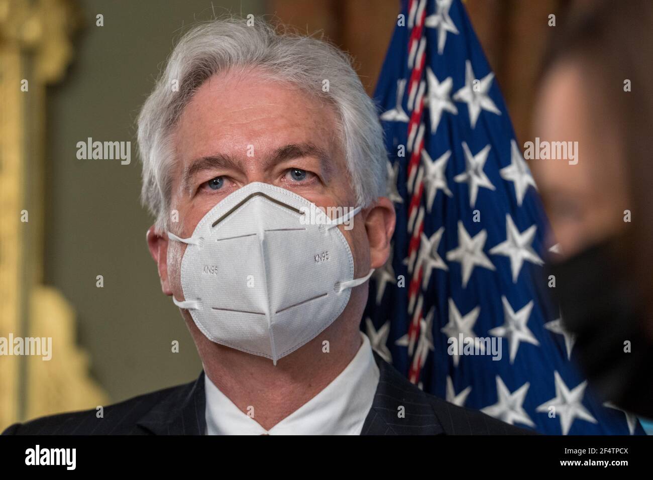 Washington, Stati Uniti. 23 marzo 2021. L'ambasciatore William Burns è visto prima di essere seminato-in come direttore della Central Intelligence Agency (CIA) dal vice presidente Kamala Harris nell'Eisenhower Executive Office Building a Washington, DC martedì 23 marzo 2021. Foto in piscina di Ken Cedeno/UPI Credit: UPI/Alamy Live News Foto Stock