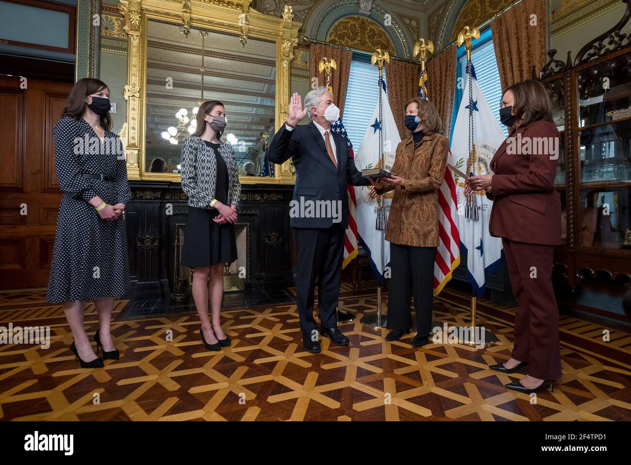 Washington, Stati Uniti. 23 marzo 2021. Il Vice Presidente Kamala Harris giurò per cerimonie all'Ambasciatore William Burns come Direttore della Central Intelligence Agency (CIA) nell'Eisenhower Executive Office Building di Washington, DC, martedì 23 marzo 2021. La moglie di Burn Lisa Carty tiene la Bibbia mentre le figlie Elizabeth e Sara Burns guardano sopra. Foto in piscina di Ken Cedeno/UPI Credit: UPI/Alamy Live News Foto Stock
