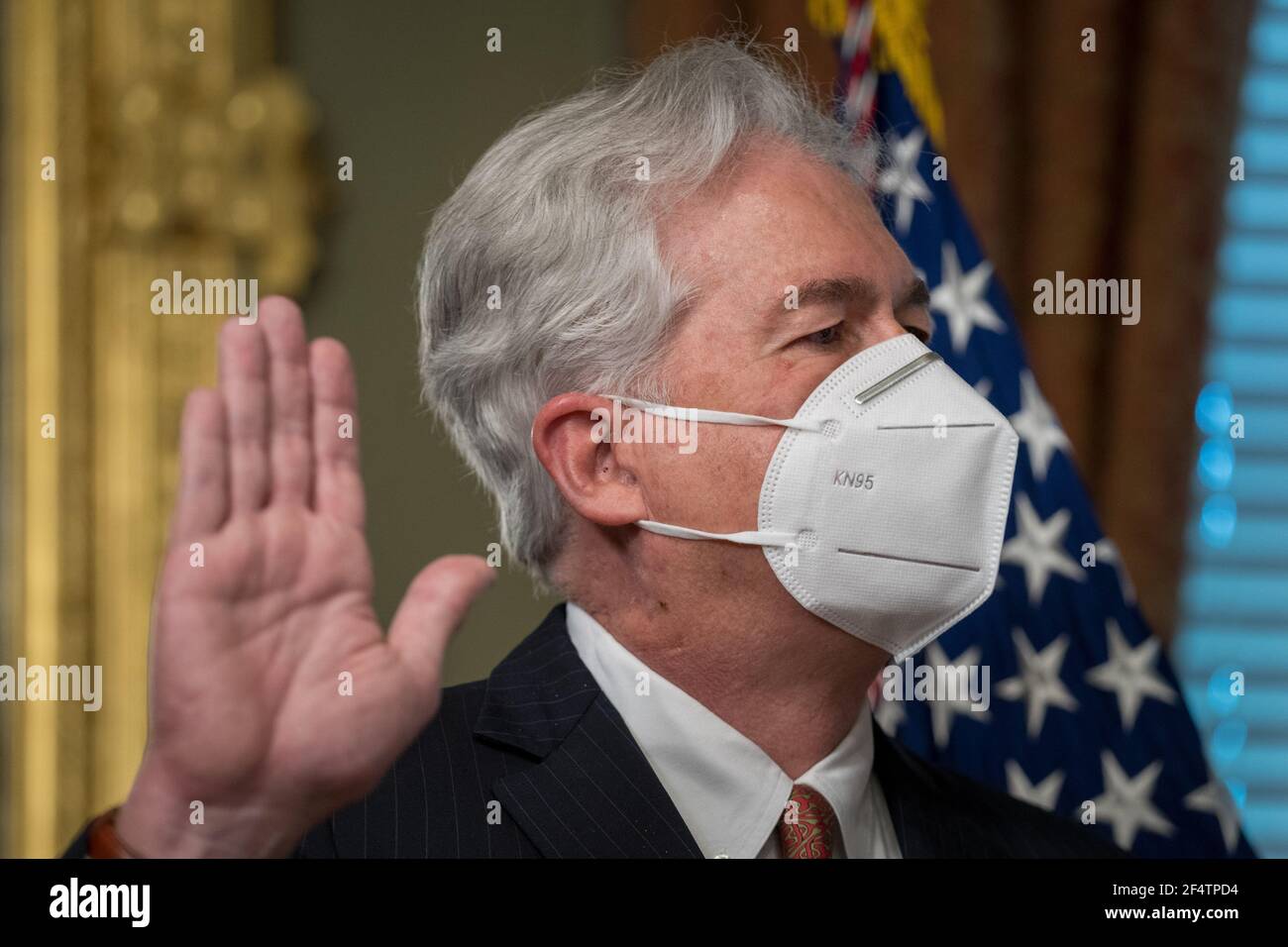 Washington, Stati Uniti. 23 marzo 2021. L'ambasciatore William Burns è giurato come direttore dell'Agenzia di intelligenza centrale (CIA) dal vicepresidente Kamala Harris nell'edificio Eisenhower Executive Office di Washington, DC martedì 23 marzo 2021. La moglie di Burn Lisa Carty tiene la Bibbia mentre le figlie Elizabeth e Sara Burns guardano sopra. Foto in piscina di Ken Cedeno/UPI Credit: UPI/Alamy Live News Foto Stock