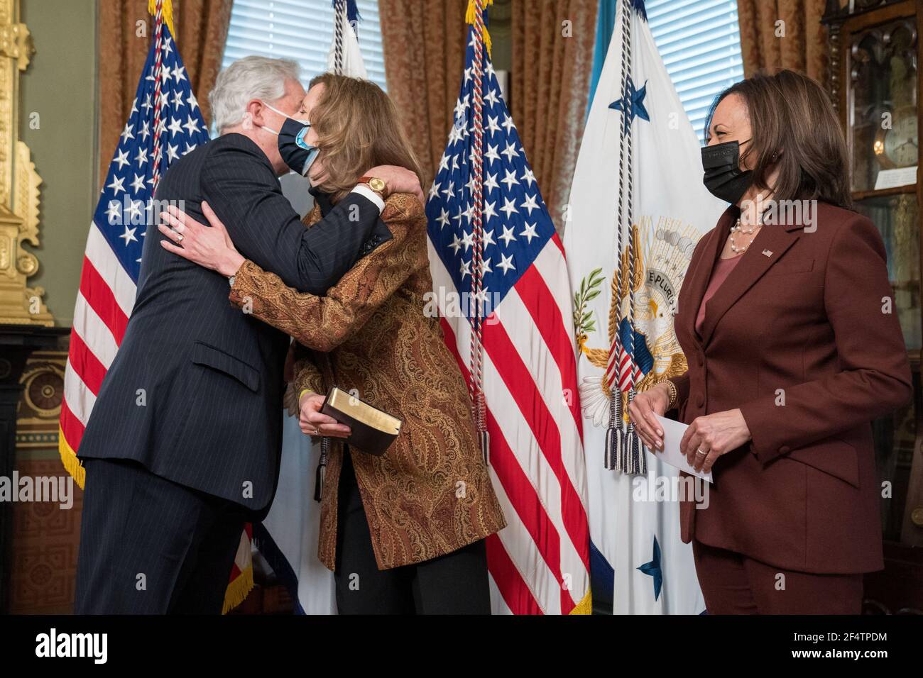 Washington, Stati Uniti. 23 marzo 2021. Il vice presidente Kamala Harris guarda come l'ambasciatore William Burns abbraccia sua moglie Lisa Carty dopo che è stato seminato in come direttore dell'Agenzia di intelligenza centrale (CIA) nell'edificio Eisenhower Executive Office a Washington, DC martedì 23 marzo 2021. Foto in piscina di Ken Cedeno/UPI Credit: UPI/Alamy Live News Foto Stock