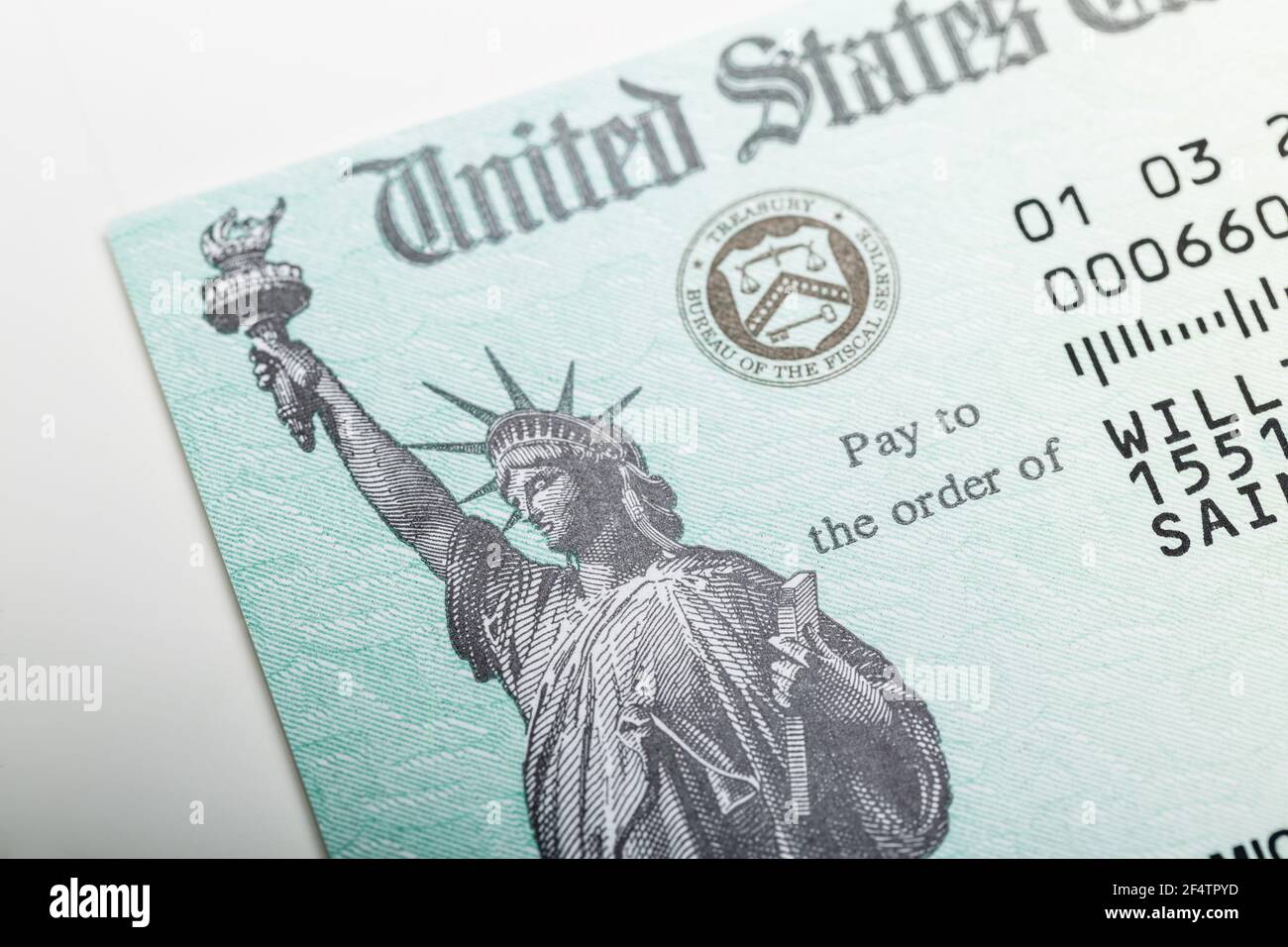 Un assegno bancario del dipartimento del Tesoro degli Stati Uniti. Inviato agli americani come rimborso delle imposte federali sul reddito. Foto Stock