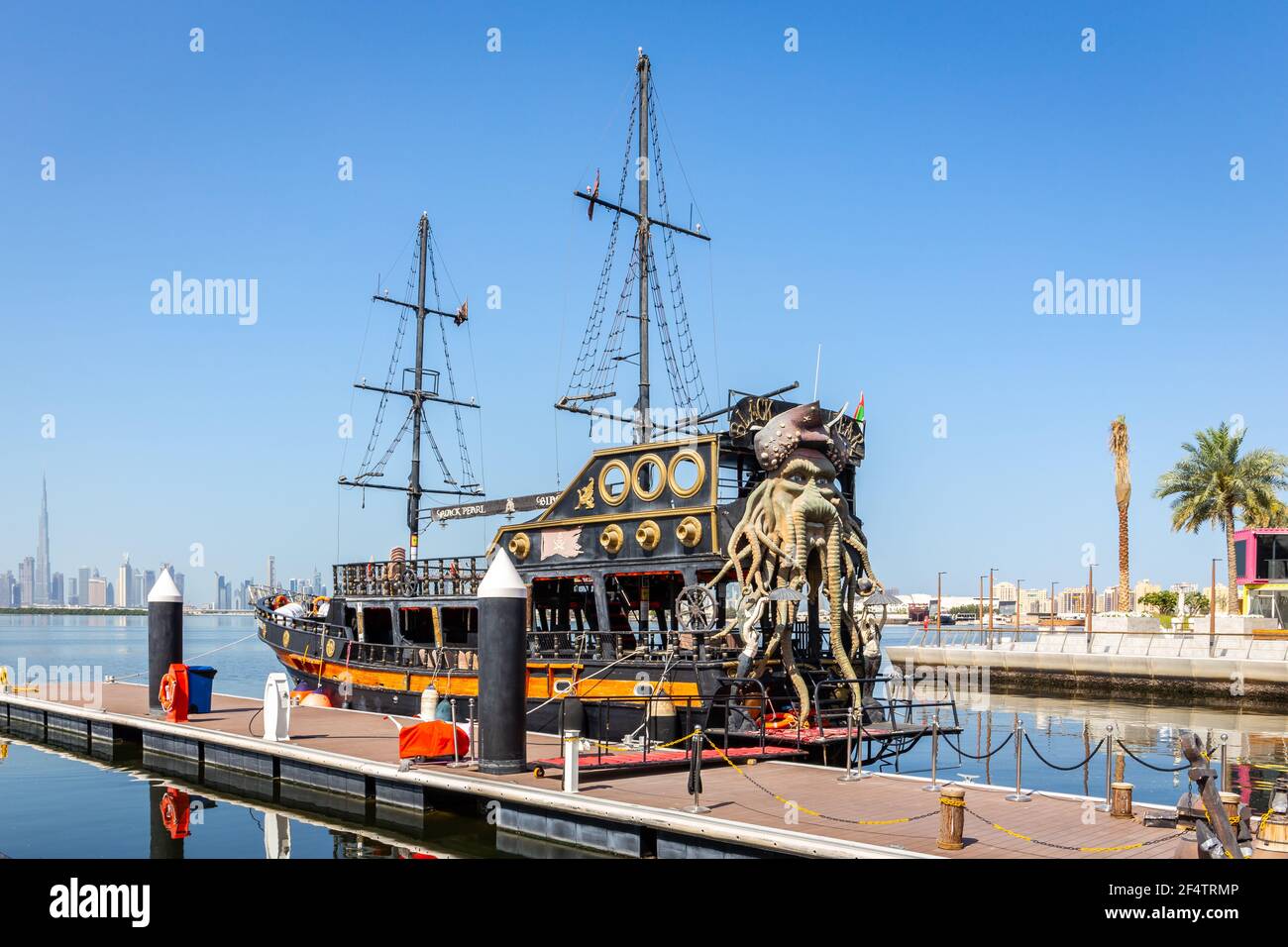 Dubai, Emirati Arabi Uniti, 22.02.2021. Nave dei pirati delle Perle nere in Tour Dubai, attraccata al Porto di Dubai Creek, Emirati Arabi Uniti, con il centro di Dubai. Foto Stock