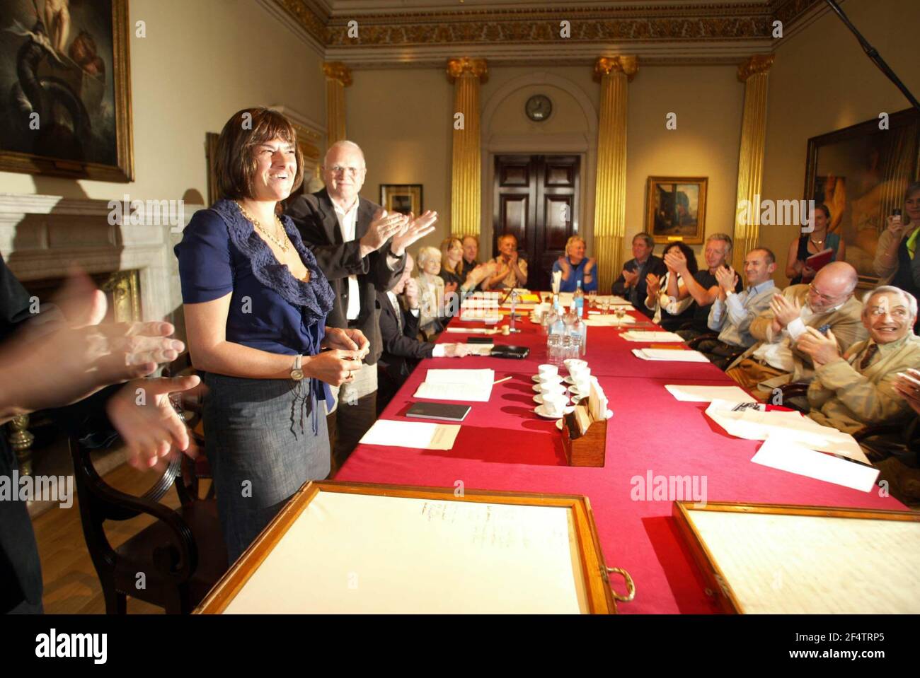 Tracy Emin assume ufficialmente il suo ruolo di Accademico Firmando il rotolo di obbligo alla Royal Academy Di Arte a Londra pic David Sandison Foto Stock