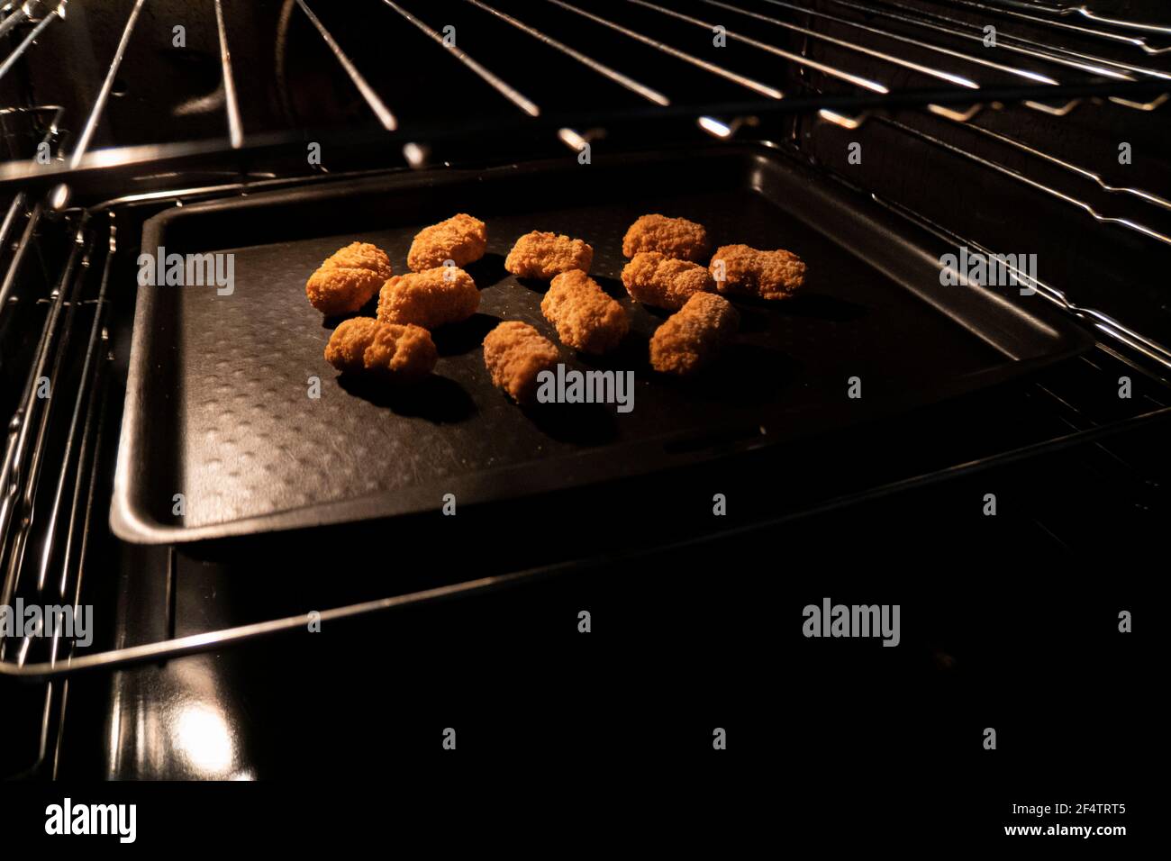 Gli scampi surgelati vengono cotti in forno Foto Stock