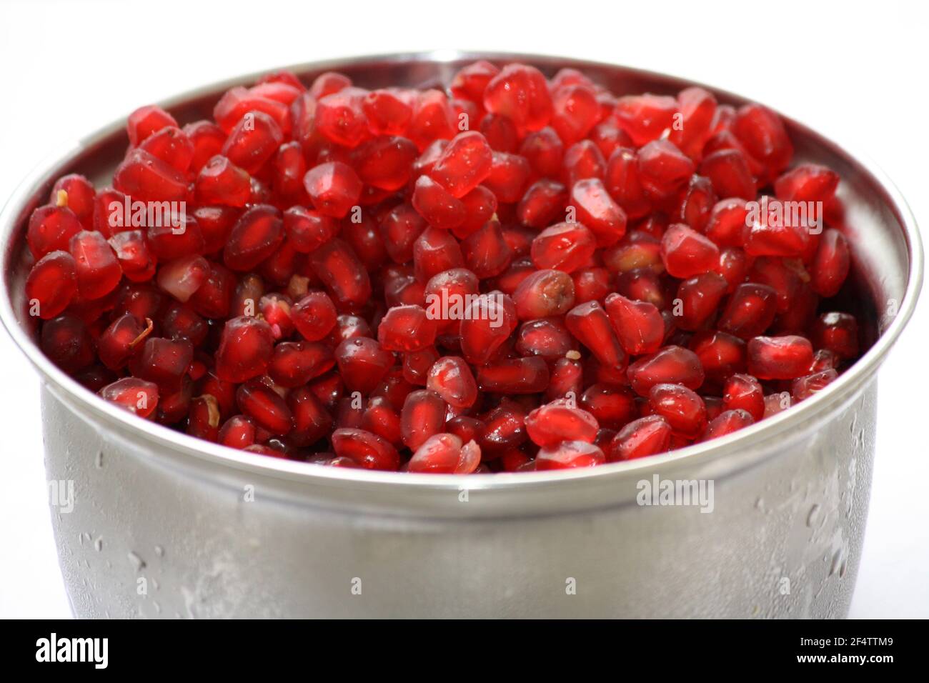 Semi rossi di melograno in una ciotola : (pix SShukla) Foto Stock
