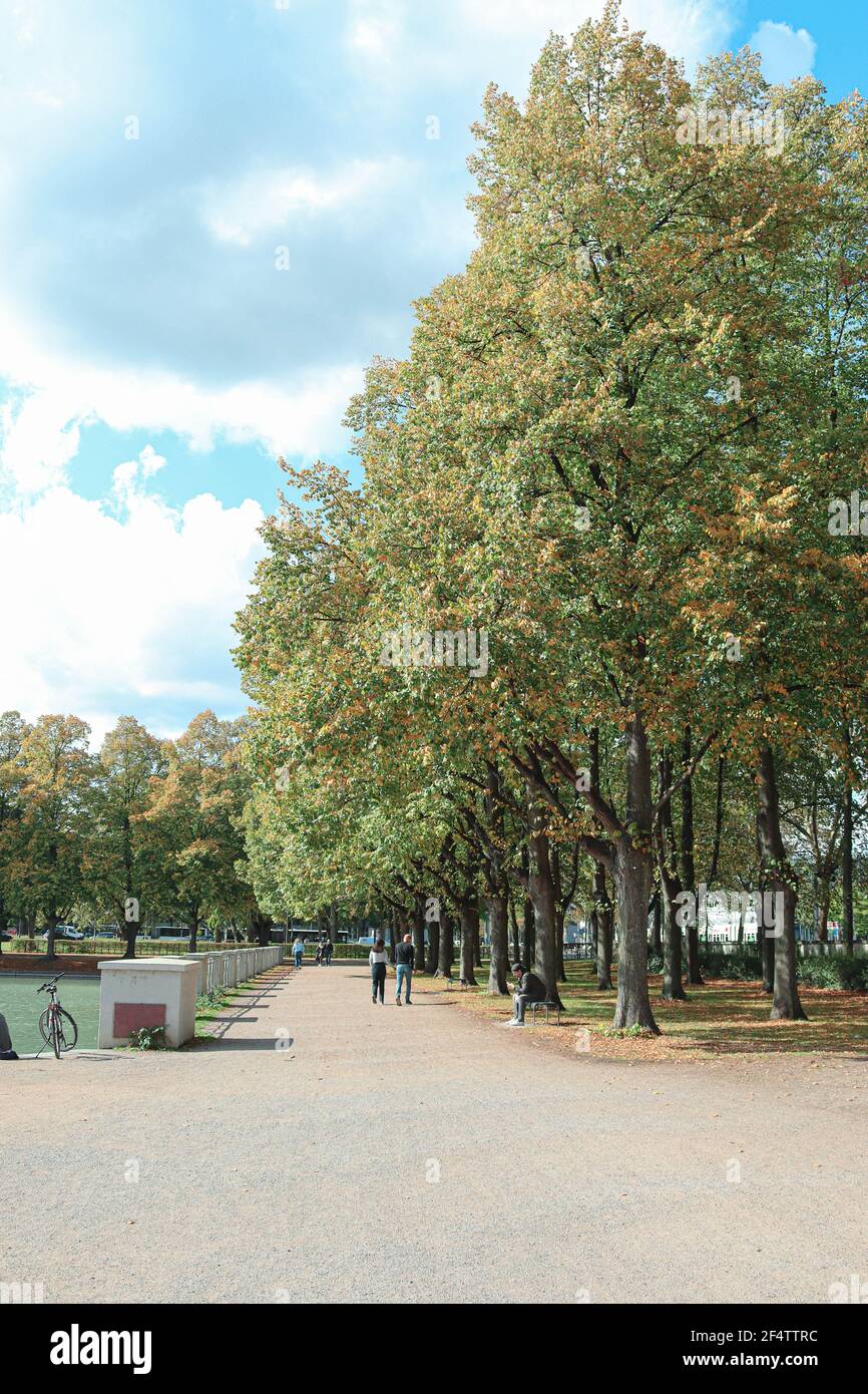 Splendido parco Hiroshima-Nagasaki durante la primavera, vista del sentiero pedonale e del lago, Colonia, Germania Foto Stock