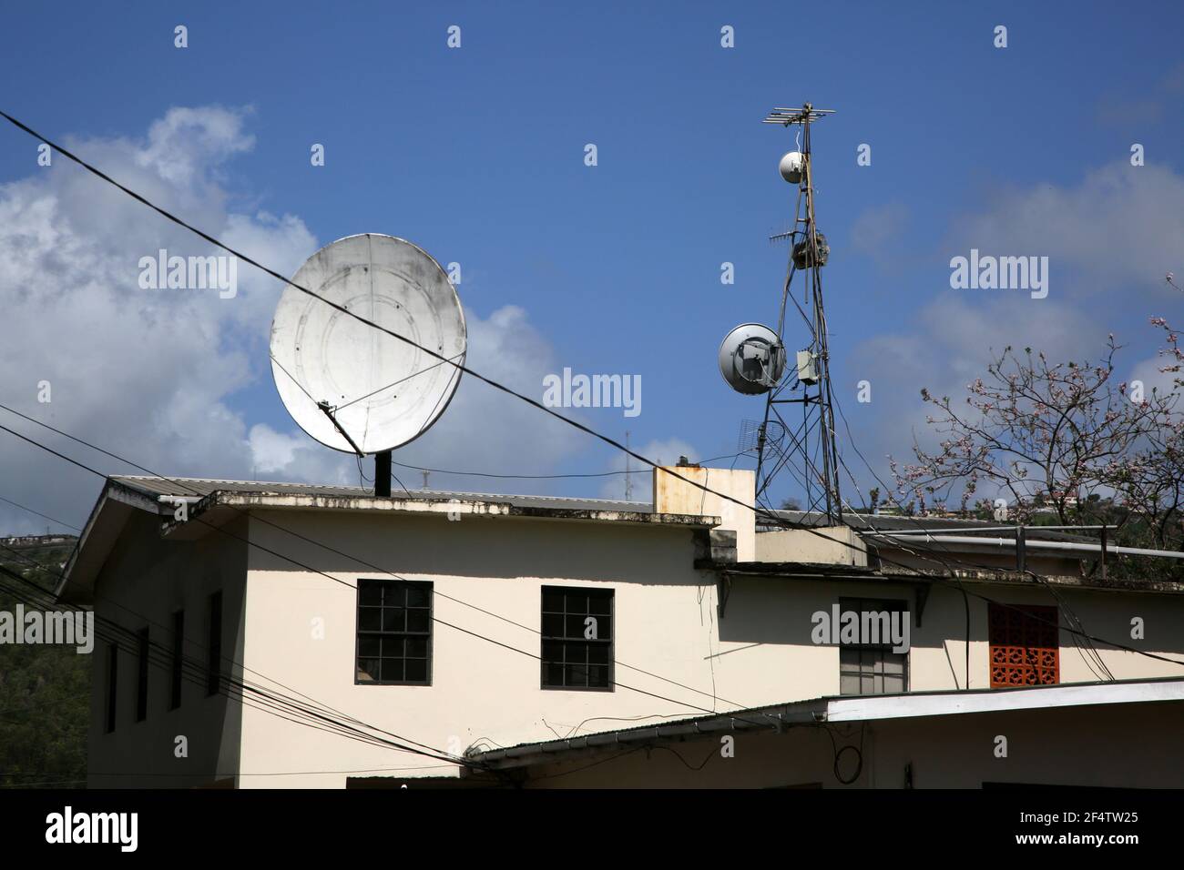 St George's Grenada satellite Dish e Torre sul tetto Di casa Foto Stock