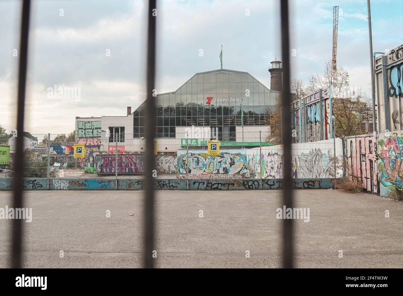 Parcheggio e palestra con pareti di graffiti a Koln, Germania Foto Stock