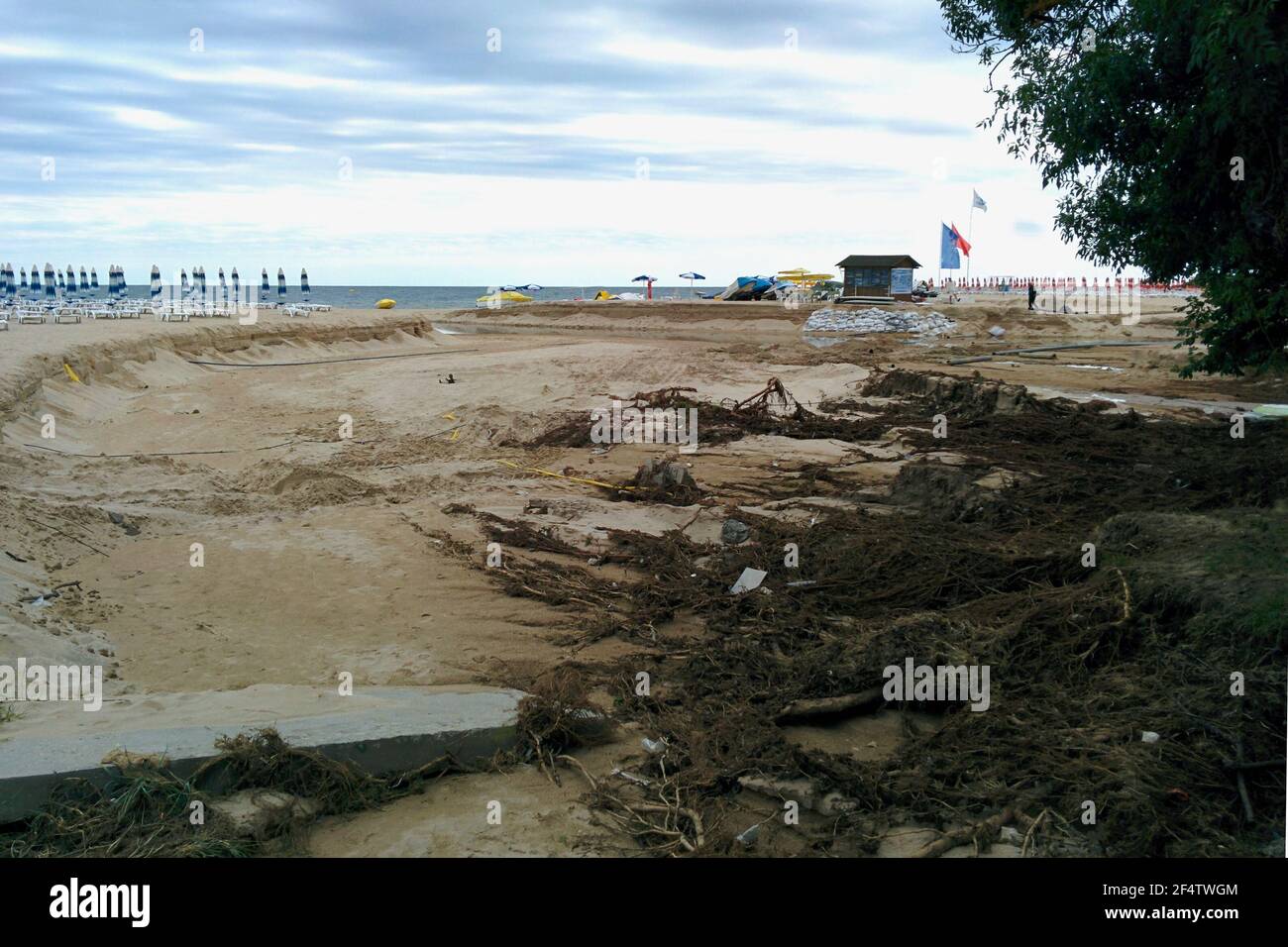 Сonsequences di uragano su una spiaggia confortevole. Foto Stock