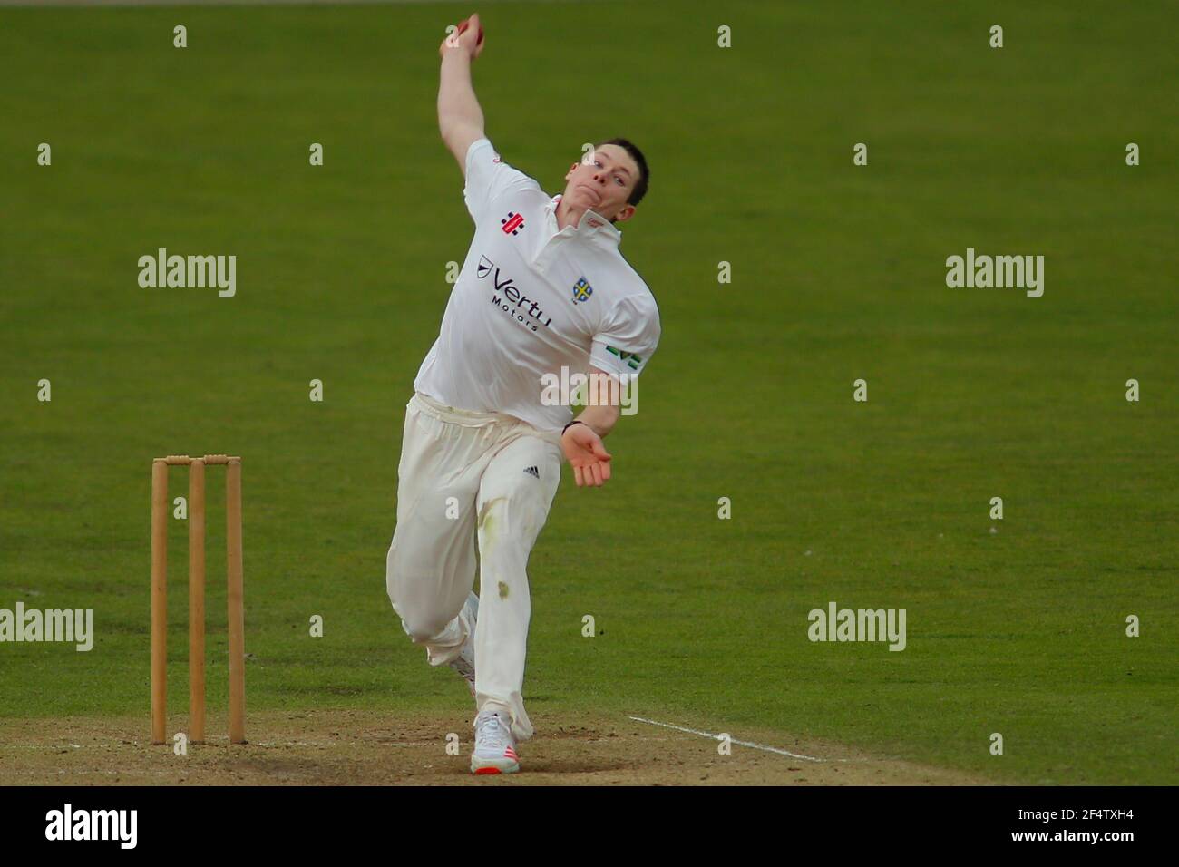 Yorkshire County Cricket, Emerald Headingley Stadium, Leeds, West Yorkshire, 23 marzo 2021. Pre-Season friendly - Yorkshire County Cricket Club vs Durham County Cricket Club, giorno 2. Matthew Potts del bowling del Durham County Cricket Club. Credit: Touchinepics/Alamy Live News Foto Stock