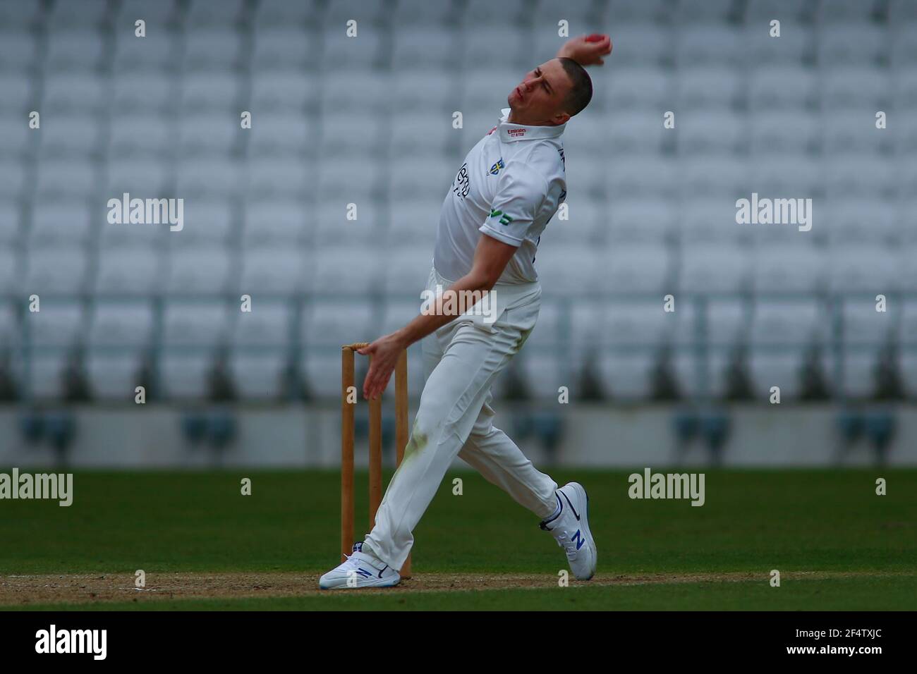 Yorkshire County Cricket, Emerald Headingley Stadium, Leeds, West Yorkshire, 23 marzo 2021. Pre-Season friendly - Yorkshire County Cricket Club vs Durham County Cricket Club, giorno 2. Paul Coughlin del Durham County Cricket Club bowling. Credit: Touchinepics/Alamy Live News Foto Stock