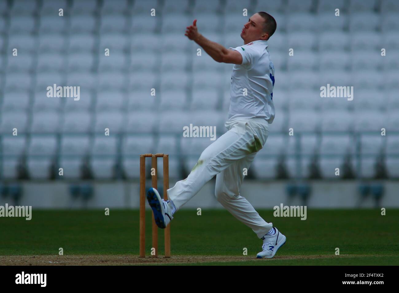 Yorkshire County Cricket, Emerald Headingley Stadium, Leeds, West Yorkshire, 23 marzo 2021. Pre-Season friendly - Yorkshire County Cricket Club vs Durham County Cricket Club, giorno 2. Paul Coughlin del Durham County Cricket Club bowling. Credit: Touchinepics/Alamy Live News Foto Stock