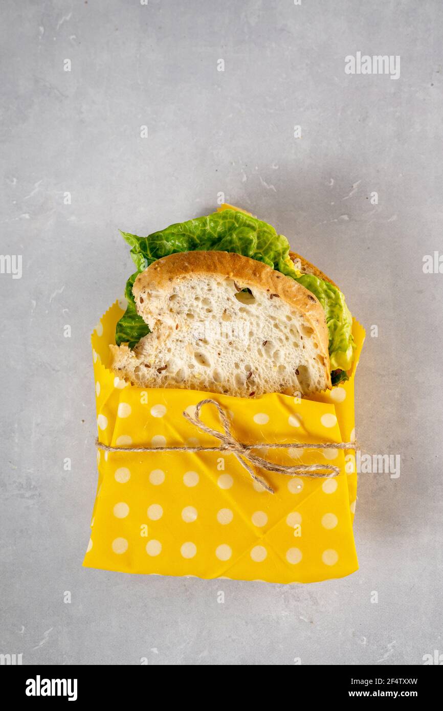 Panino vegano con pane senza glutine in cera d'api Foto Stock