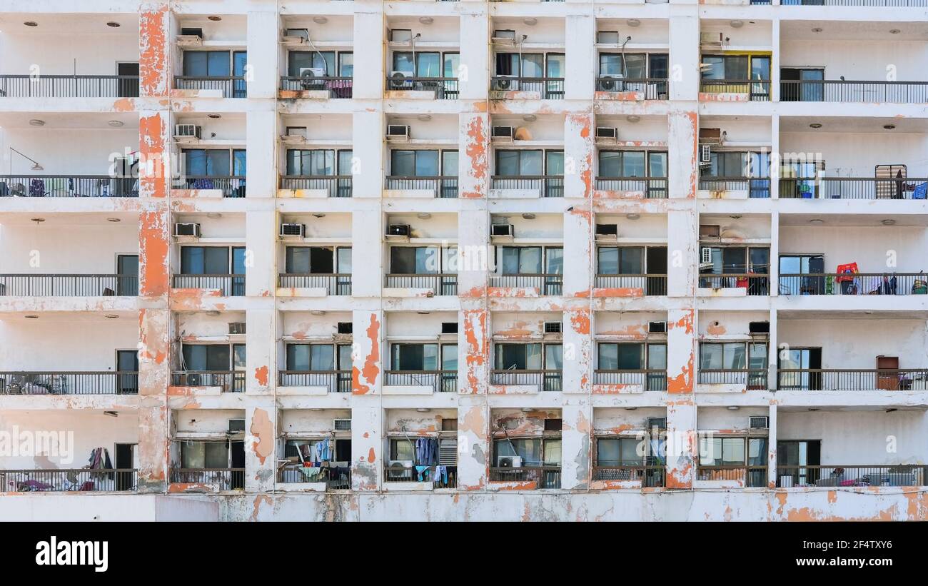 Facciata di una baraccopoli inadeguata con una vita a basso costo. Sfratto forzato, homelessness, abitanti delle baraccopoli urbane, che vivono in alloggi inadeguati. Foto Stock