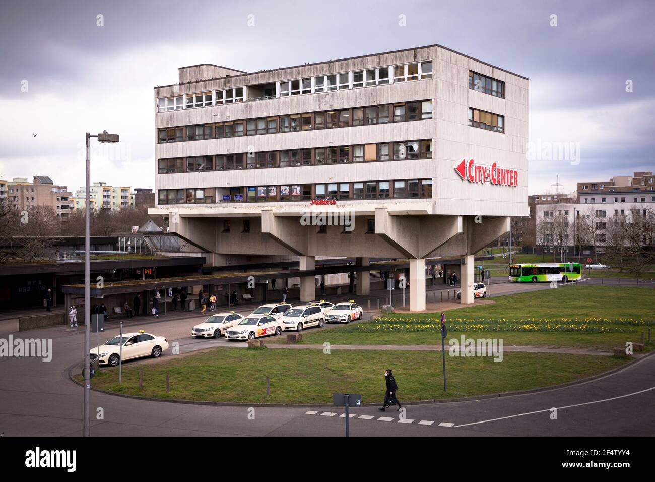 Edificio in stile brutalistico a Turkuplatz, nel quartiere Chorweiler, Colonia, Germania. Gebaeude im Stil des Brutalismus am Turkuplatz im Stadtteil Chorweil Foto Stock