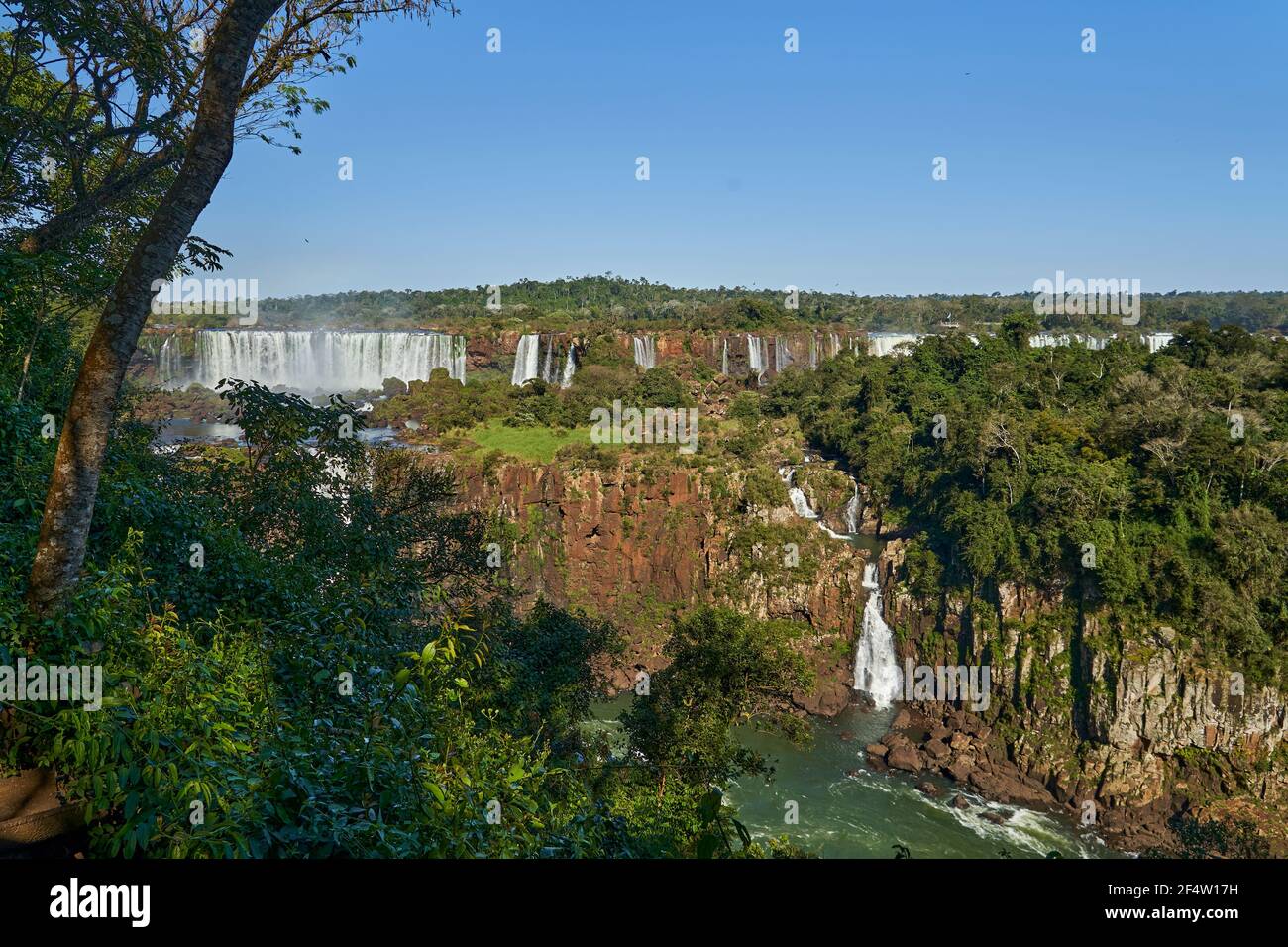 Le Cascate di Iguazu o le Cascate di Iguacu, al confine tra Argentina e Brasile, sono le cascate più grandi del mondo. Cascata molto alta con acqua bianca in b Foto Stock