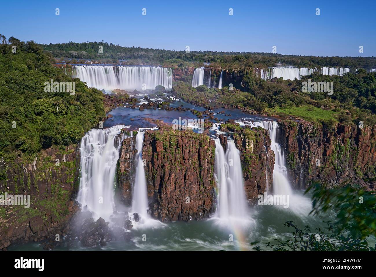 Le Cascate di Iguazu o le Cascate di Iguacu, al confine tra Argentina e Brasile, sono le cascate più grandi del mondo. Cascata molto alta con acqua bianca in b Foto Stock