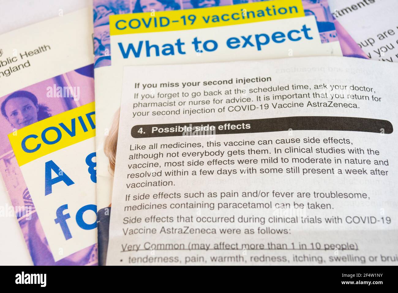 Possibili effetti indesiderati del vaccino AstraZeneca per COVID 19. Opuscolo informativo. Secondo messaggio iniezione Foto Stock